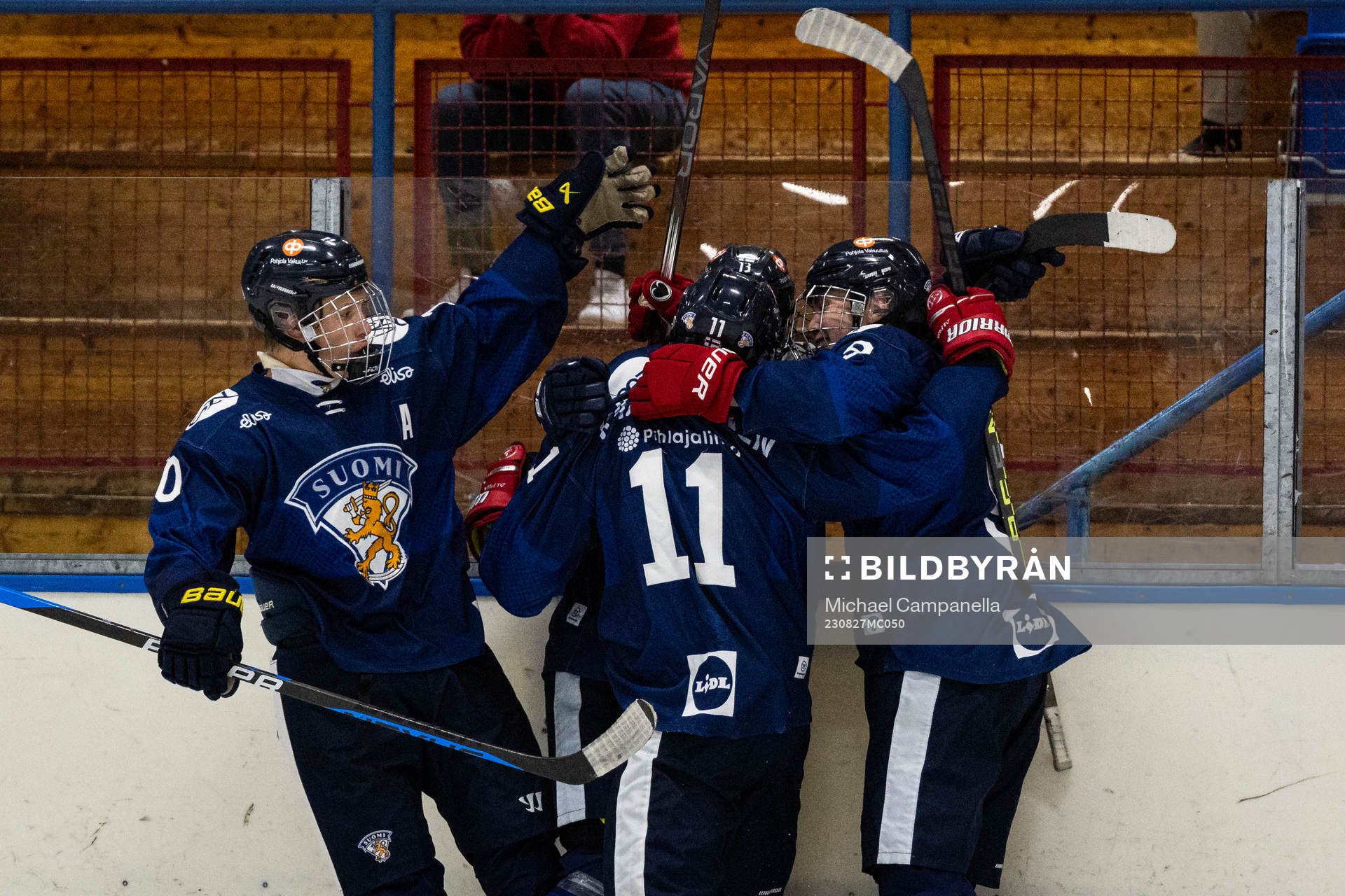 Finlands Jasu Mensonen jublar 4-4 målet med Rasmus