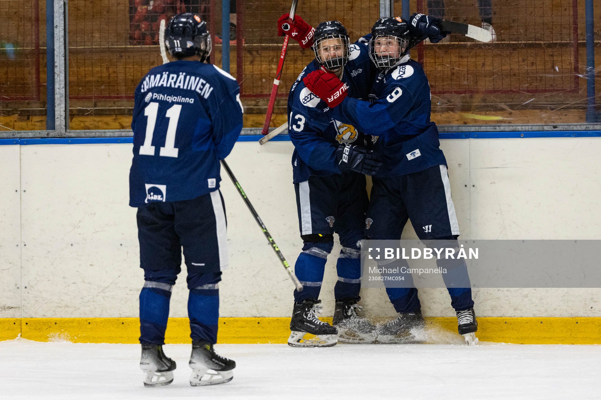 Finlands Jasu Mensonen jublar 4-4 målet med Rasmus