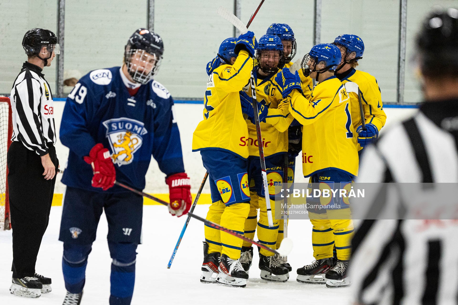 Sveriges Anton Gästrin jublar 6-4 målet med Aron