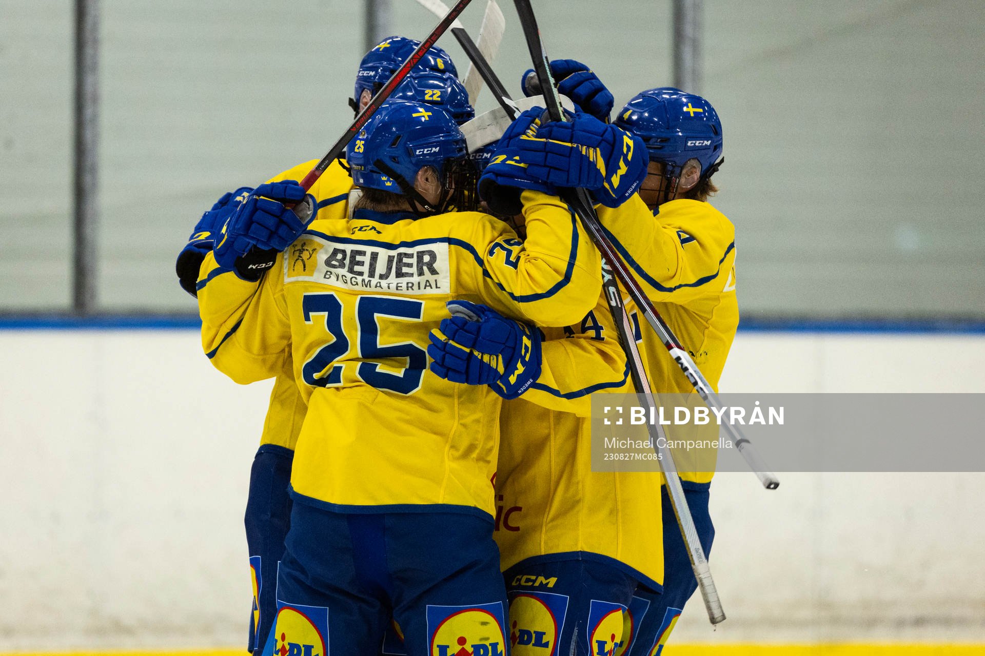 Sveriges Anton Gästrin jublar 6-4 målet med Aron