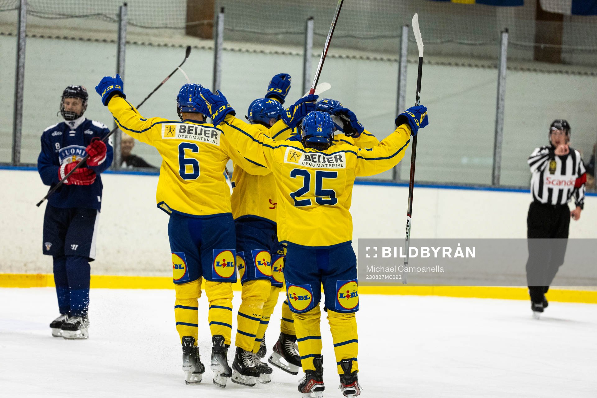 Sveriges Anton Gästrin jublar 6-4 målet med Aron