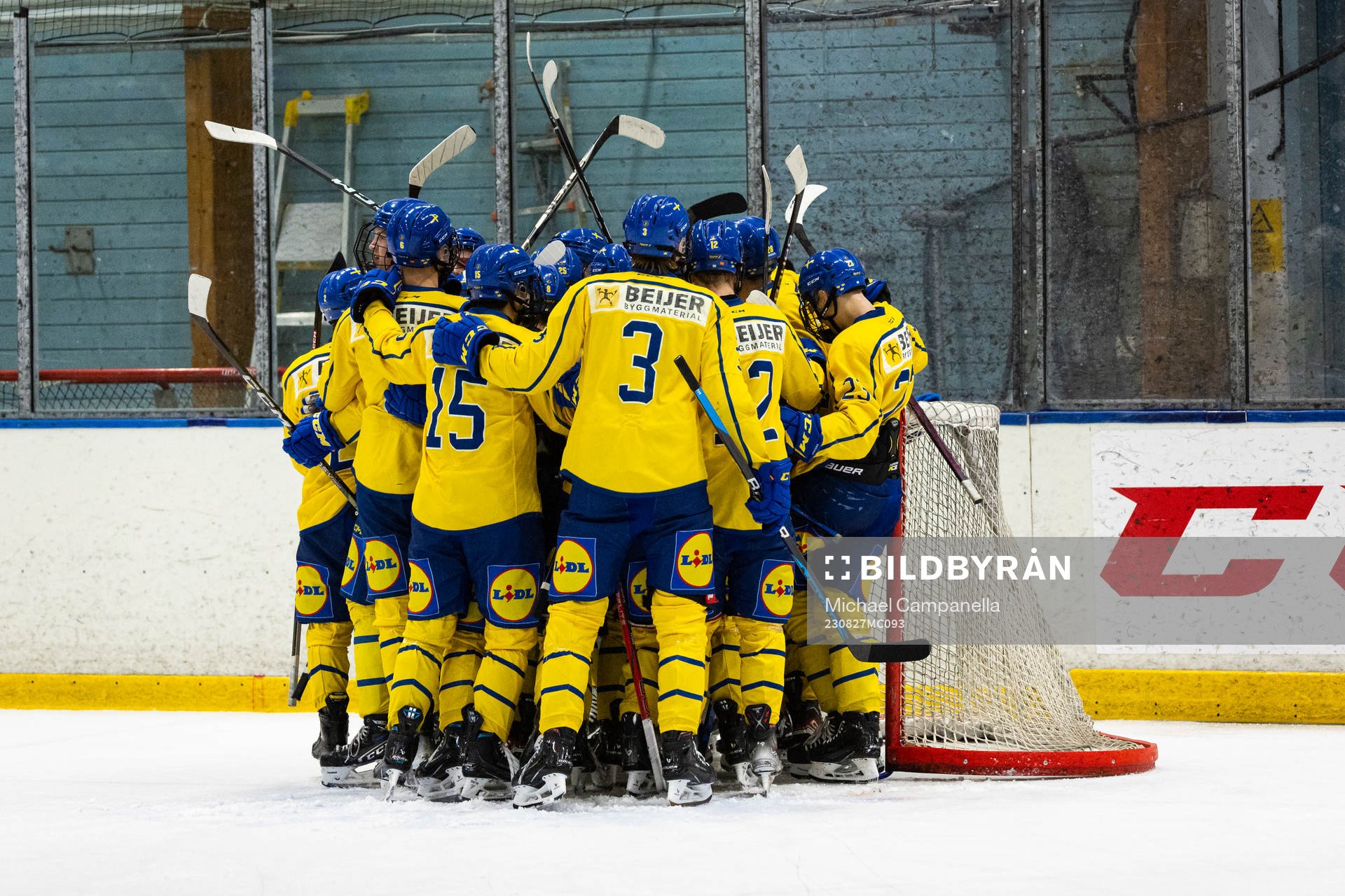 Sveriges spelarna jublar 7-4 seger
