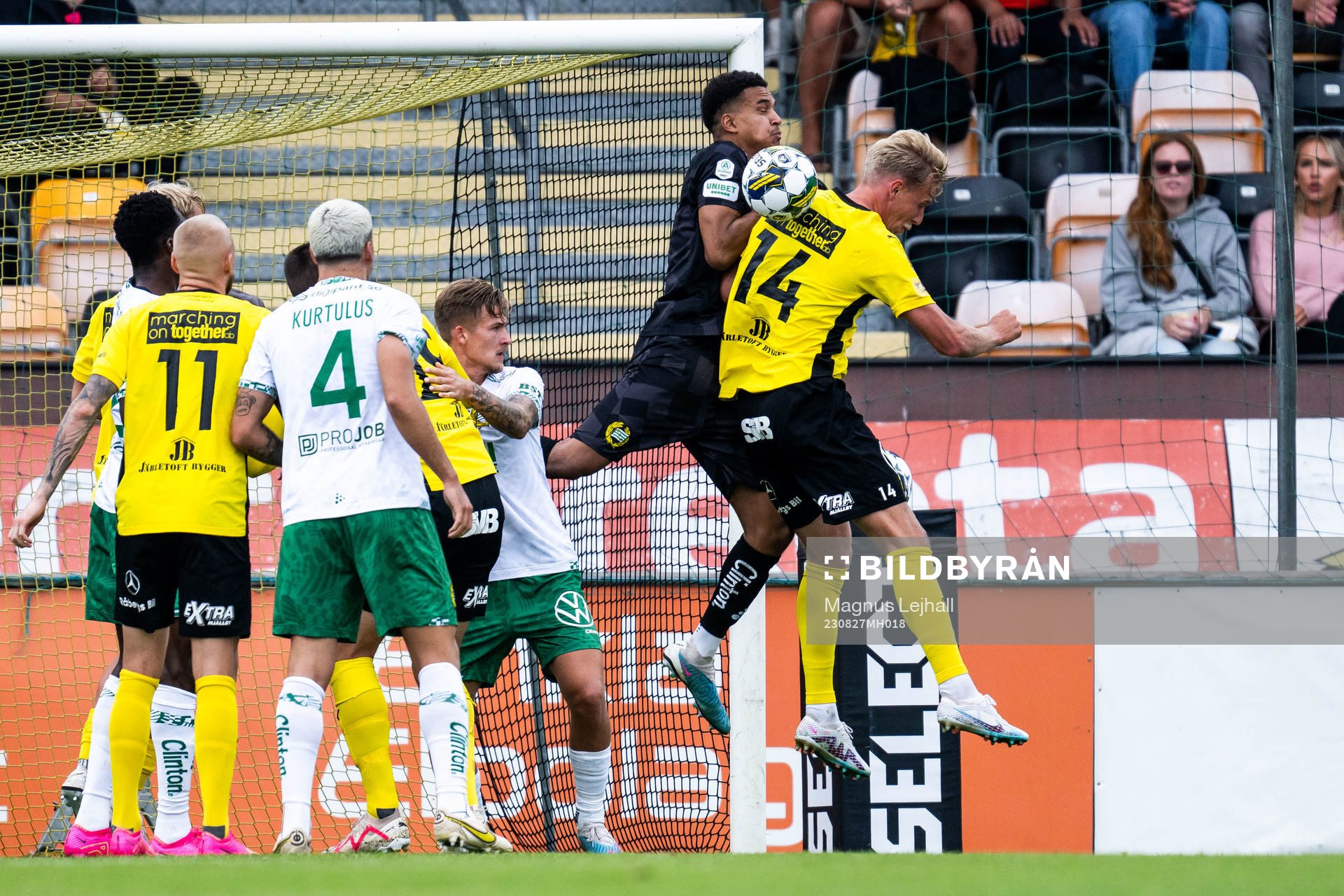 Hammarbys målvakt Oliver Dovin och Mjällbys Herman