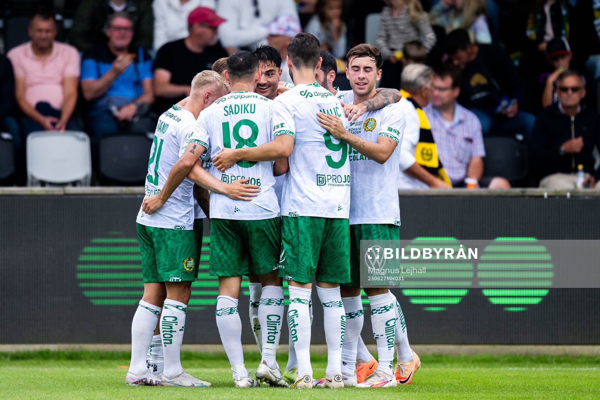 Hammarbys Jusef Erabi jublar med lagkamrater