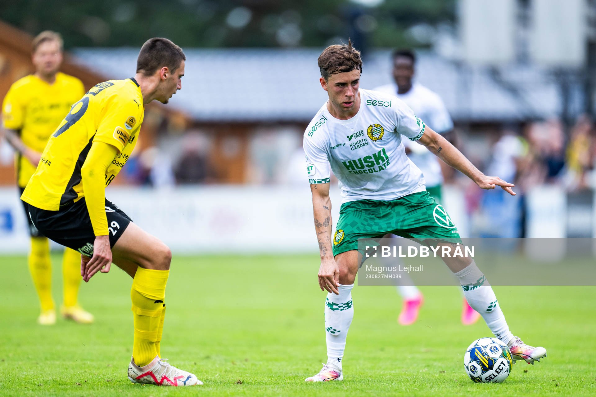 Mjällbys Noah Eile och Hammarbys Marc Llinares Barragan