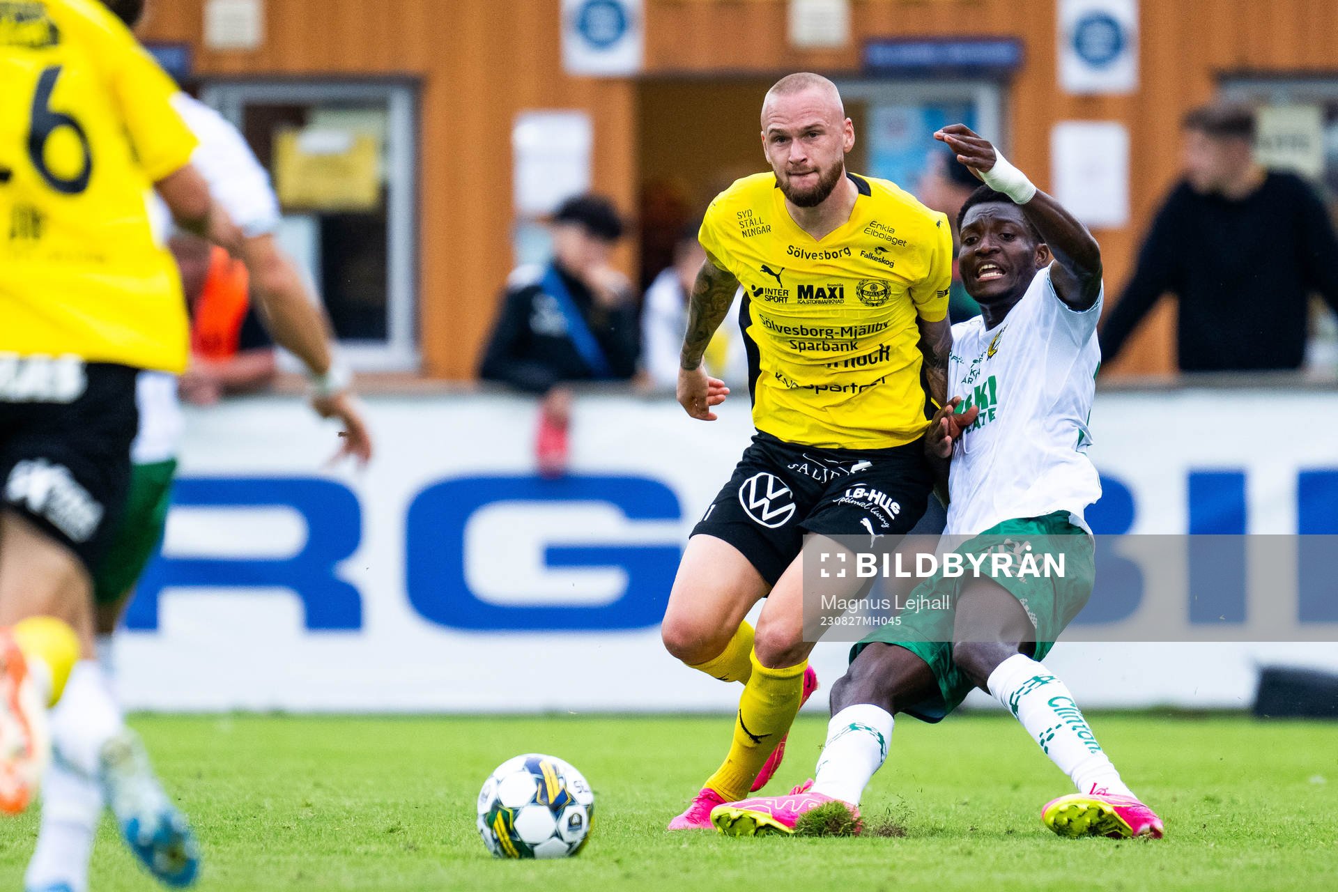 Hammarbys Nathaniel Adjei och Mjällbys Adam Ståhl