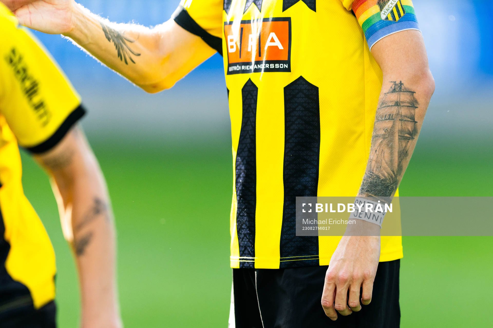 Häckens Samuel Gustafson bär vit tejp med texten