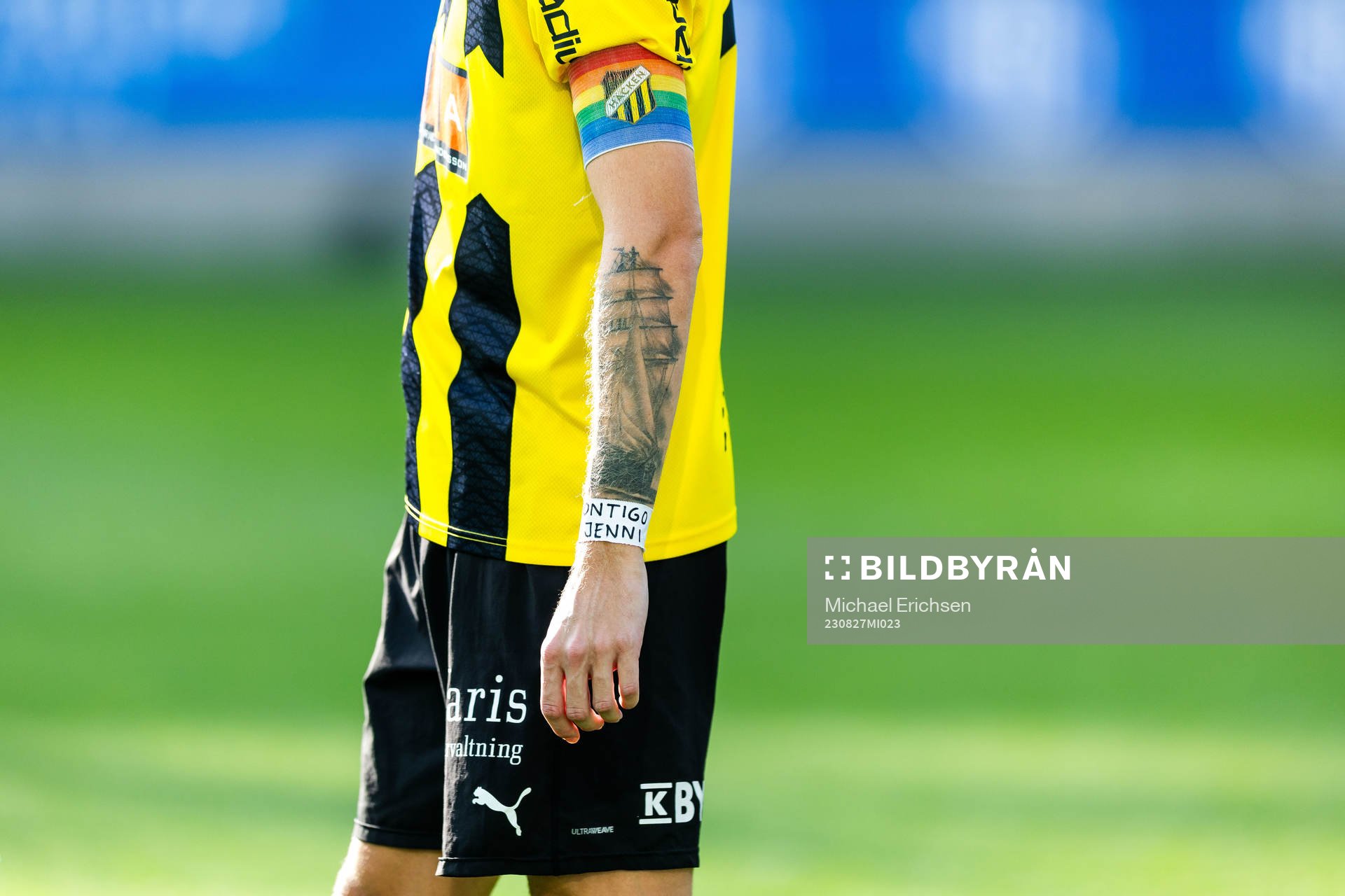 Häckens Samuel Gustafson bär vit tejp med texten