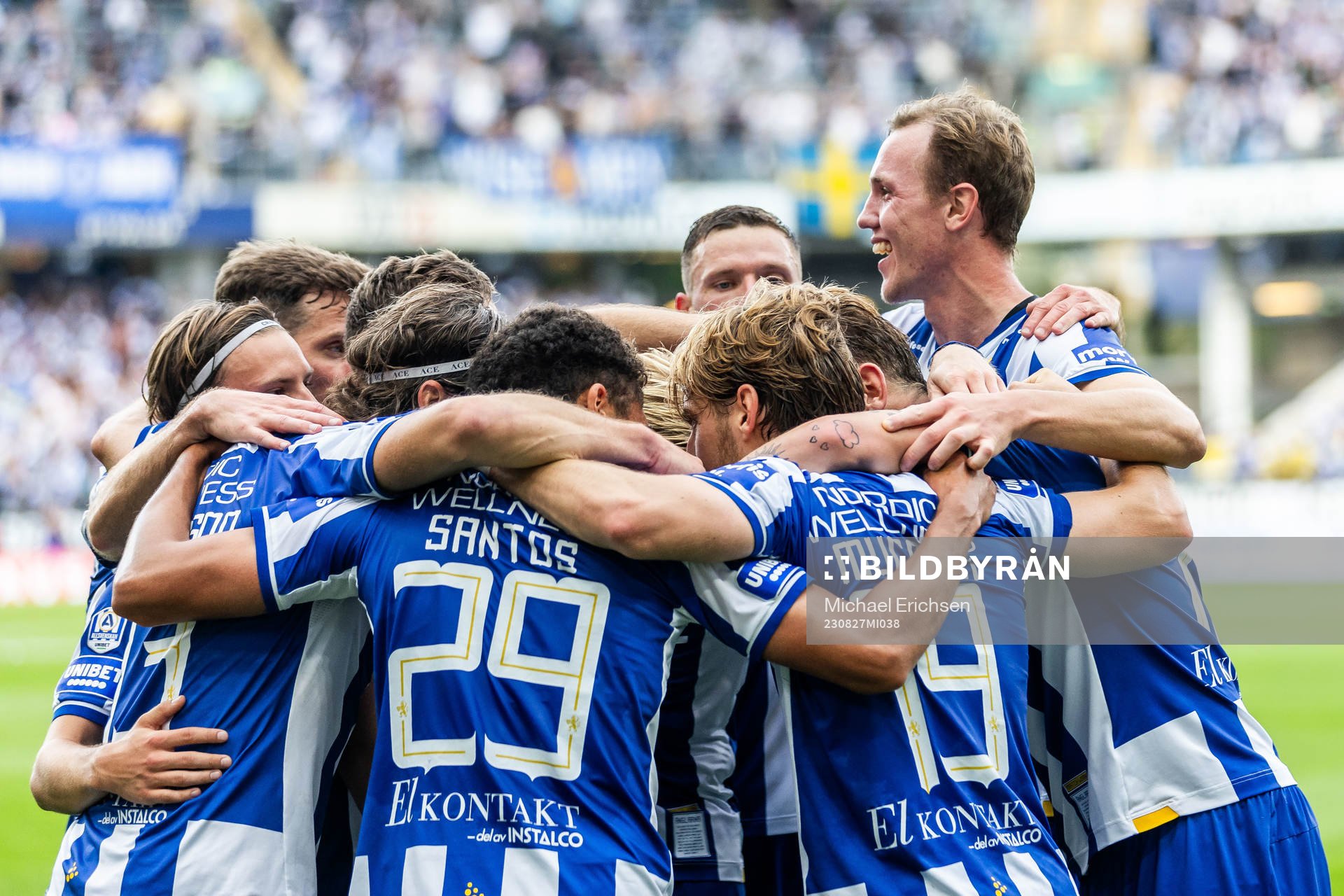 IFK Göteborgs Arbnor Mucolli jublar med lagkamrater