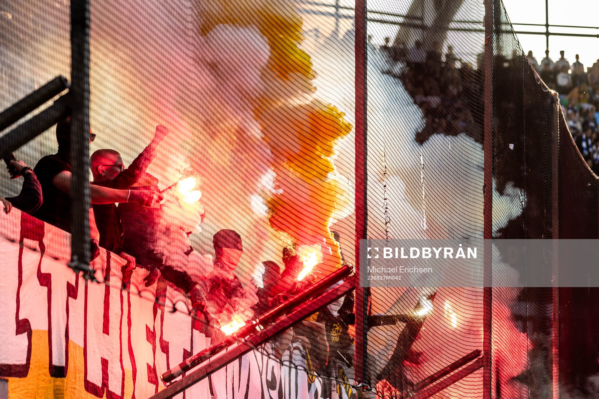 Häckens supportrar bränner pyroteknik