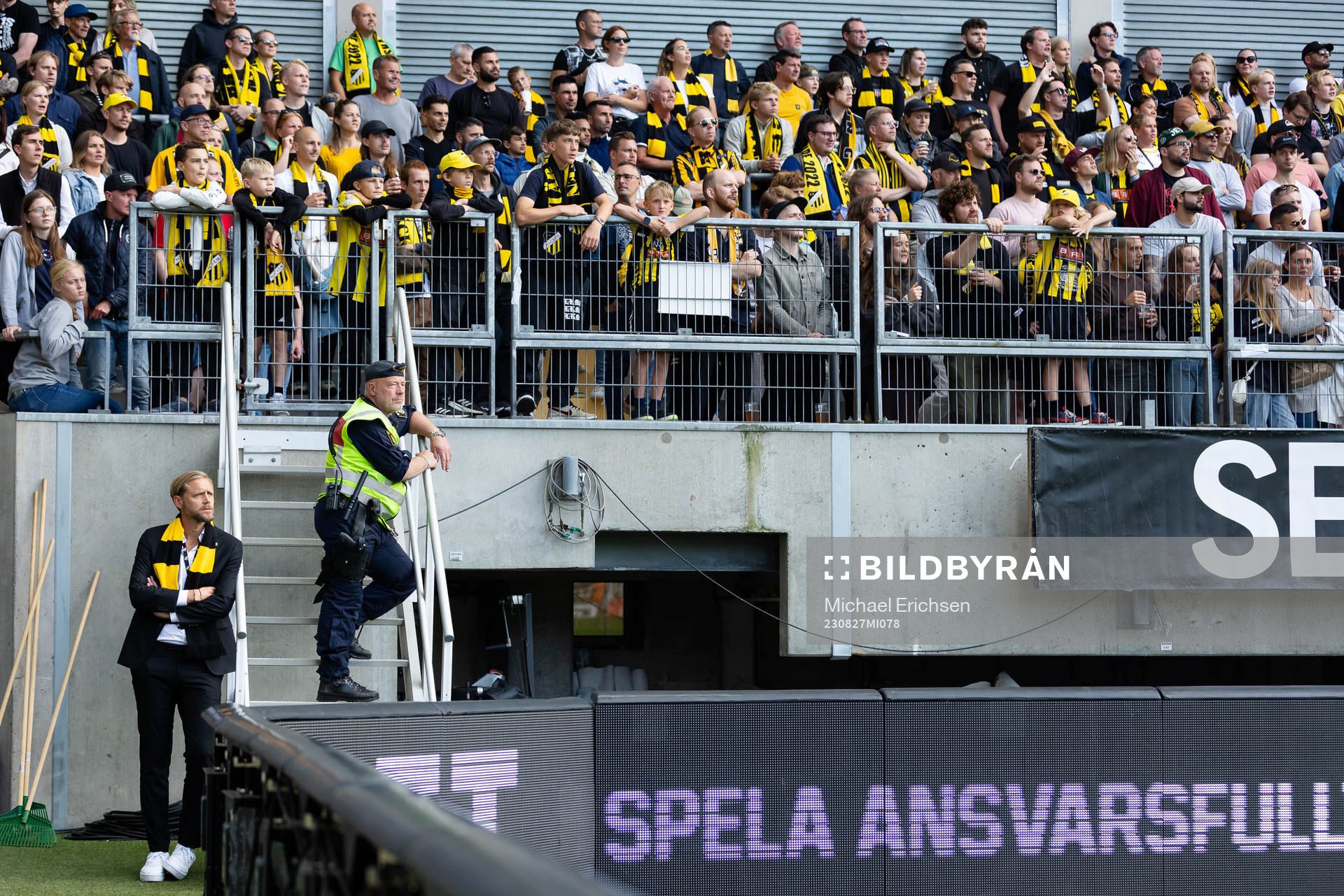 Häckens klubbchef Marcus Jodin nedanför klacken