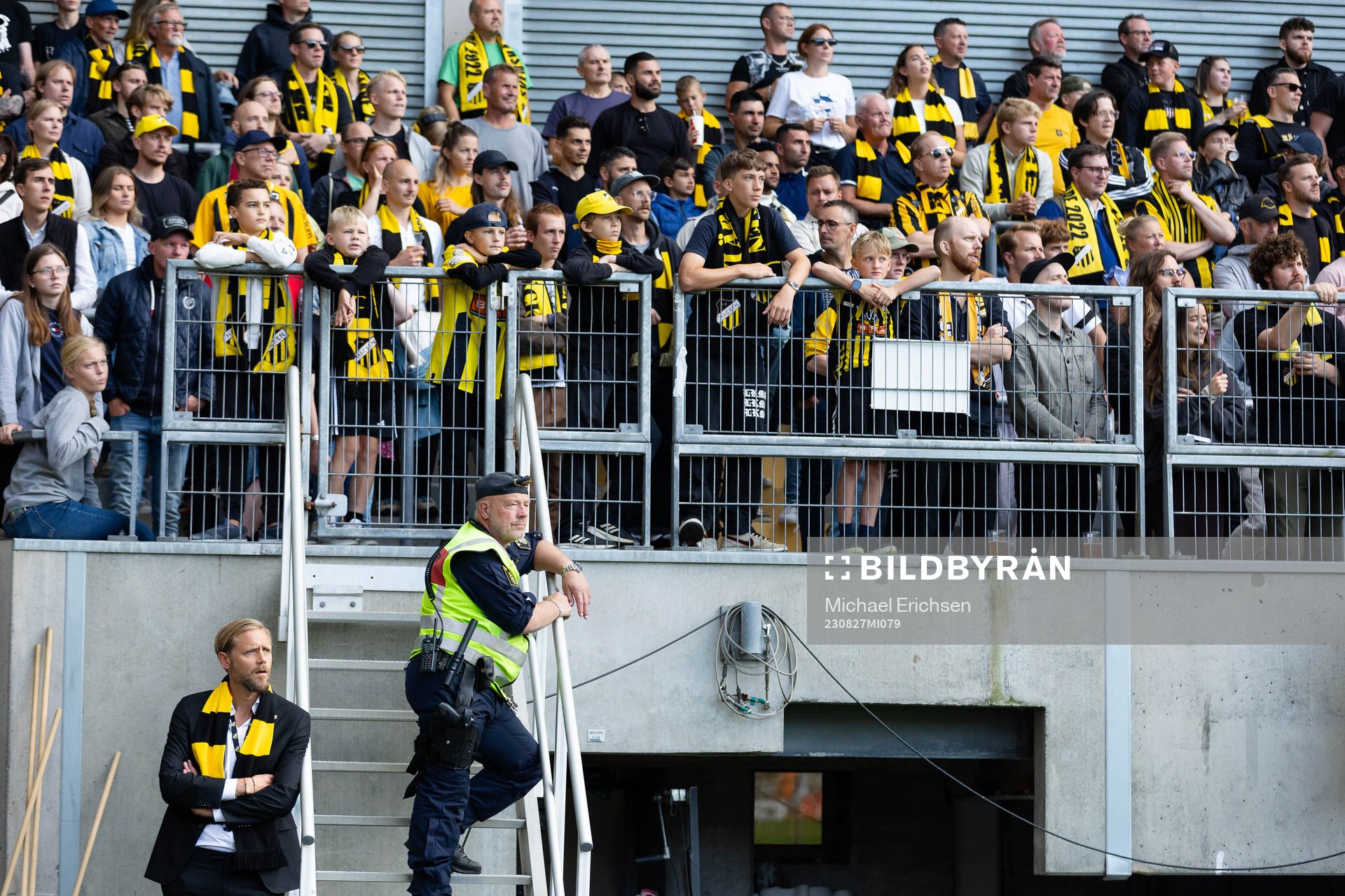 Häckens klubbchef Marcus Jodin nedanför klacken