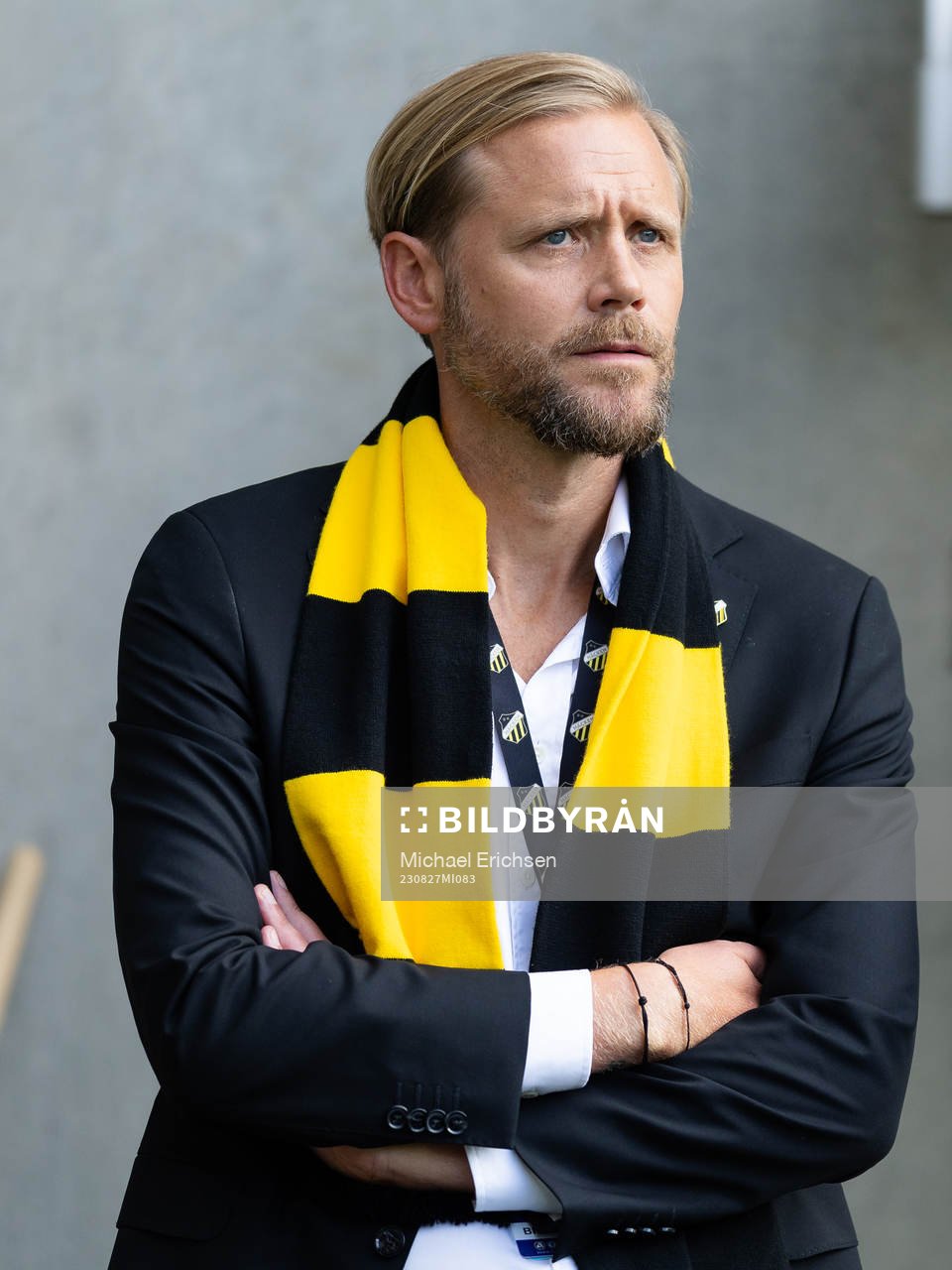 Häckens klubbchef Marcus Jodin nedanför klacken
