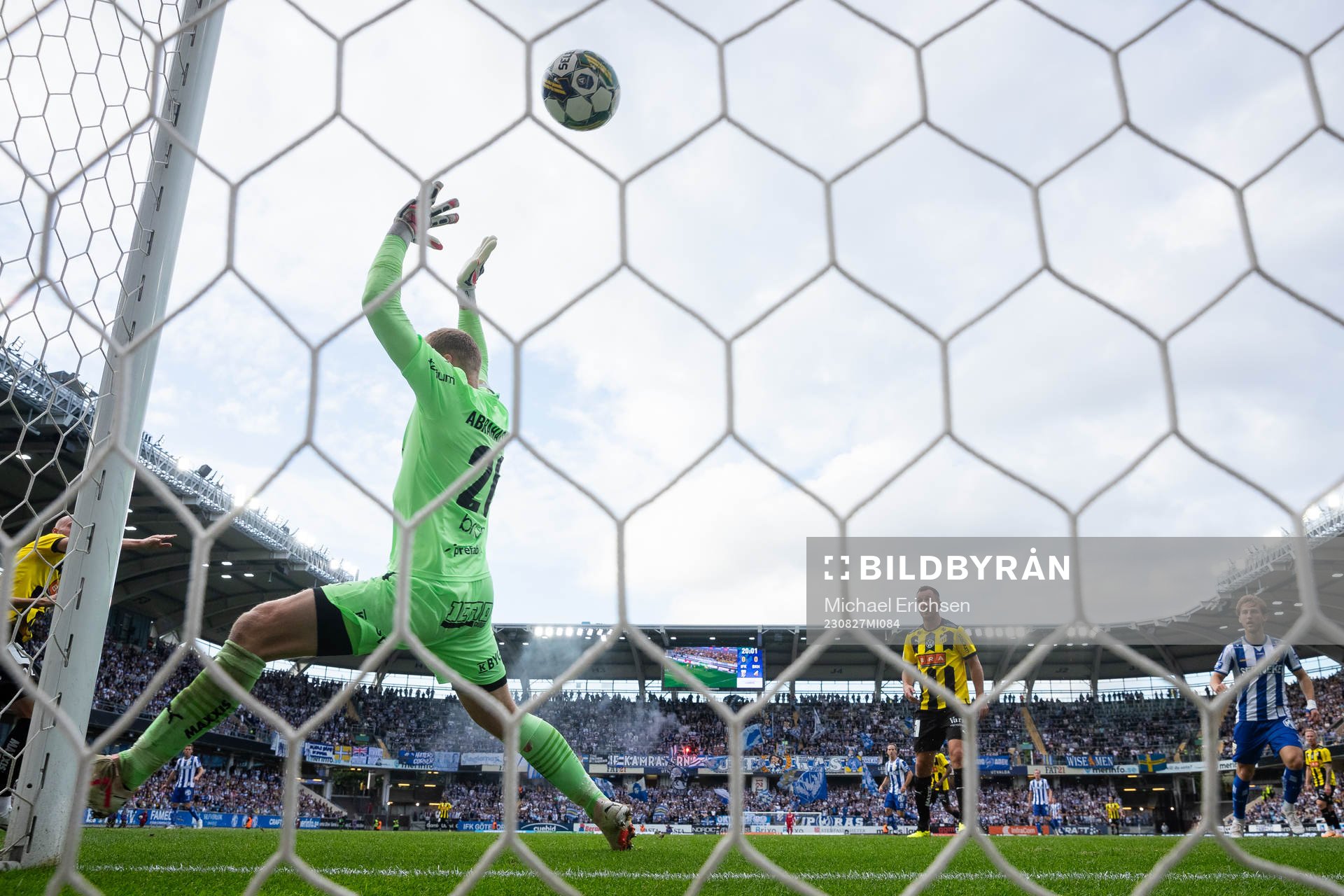 IFK Göteborgs Marcus Berg (ej i bild) nickar in 1-0 i mål