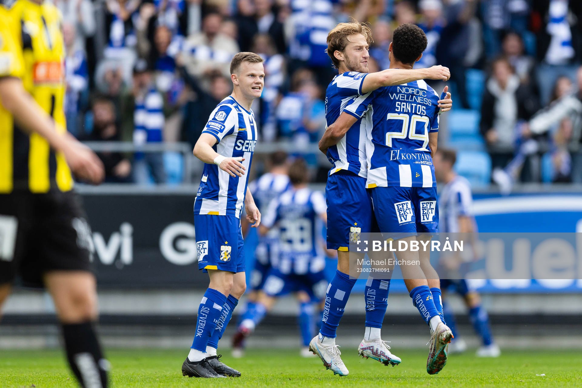 IFK Göteborgs Arbnor Mucolli och Thomas Santos jublar