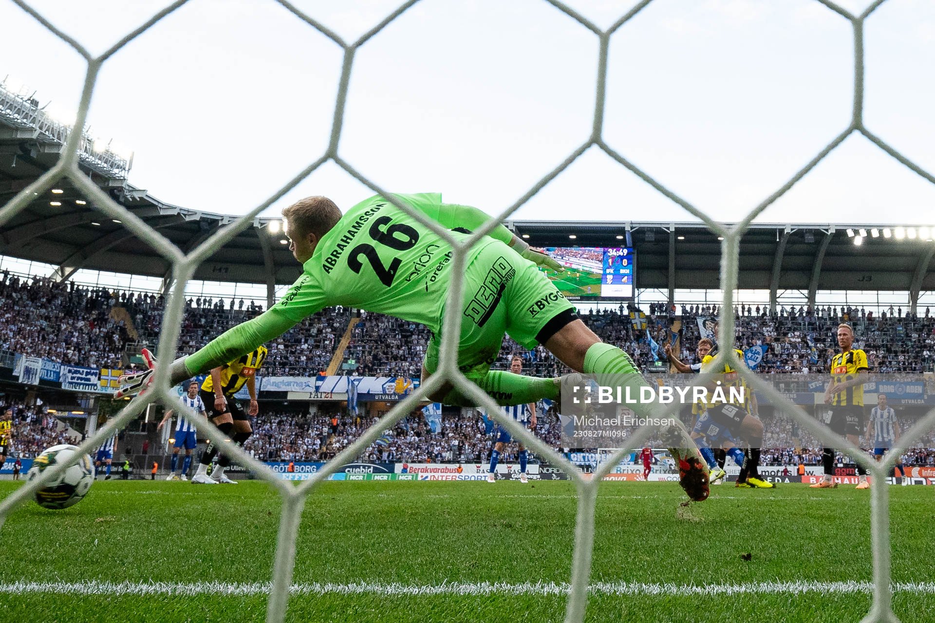IFK Göteborgs Sebastian Hausner skjuter 2-0 i mål bakom Häckens målvakt Peter Abrahamsson under fotbollsmatchen i Allsvenskan mellan IFK Göteborg och Häcken den 27 augusti 2023 i Göteborg. 