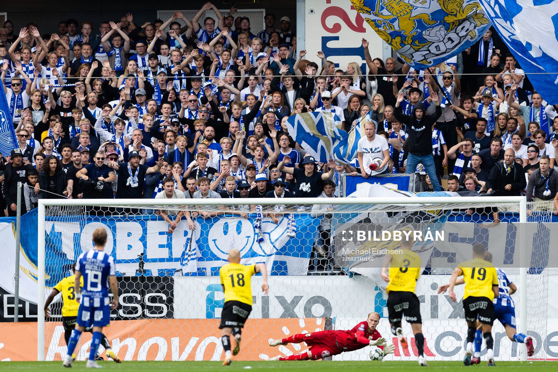 Häckens Ibrahim Sadiq slår en straff som räddas av IFK