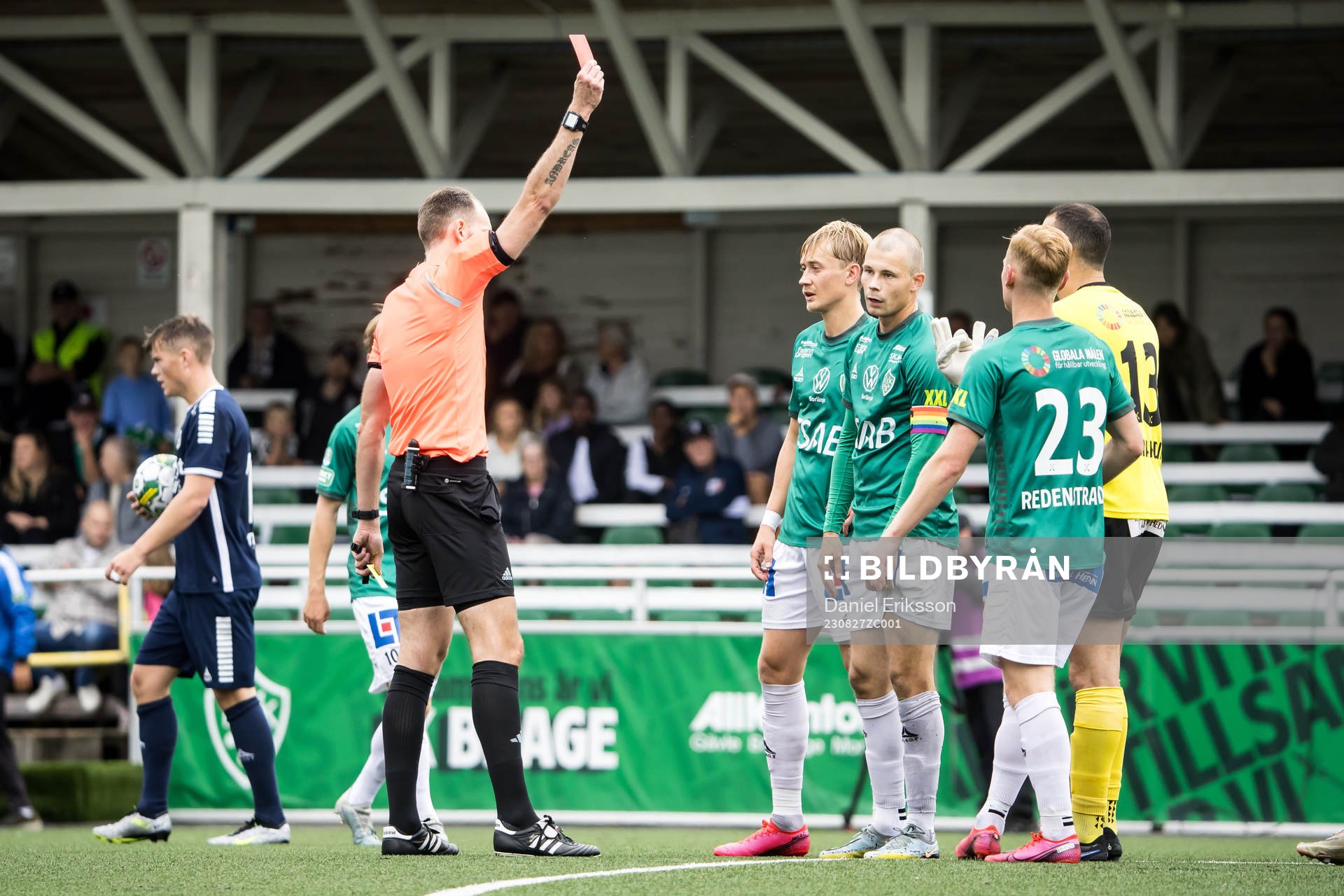 Brages Alexander Zetterström tilldelas rött kort av Domare Andreas Dufva-Johansson under fotbollsmatchen i Superettan mellan Brage och Utsikten den 27 augusti 2023 i Borlänge.