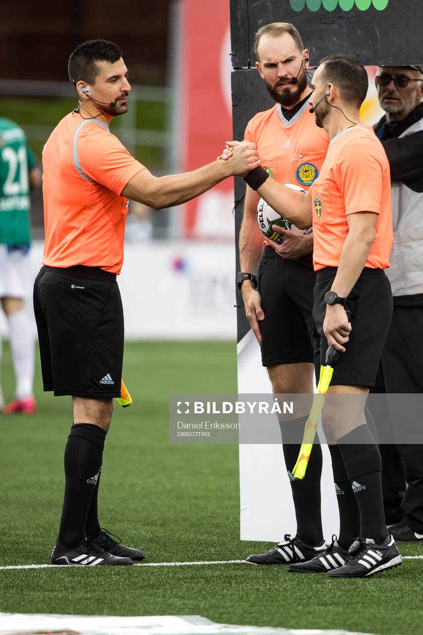 Domare Andreas Dufva-Johansson och assisterande domare Abdelmasih Gergess och assisterande domare Alexander Milovanovic under fotbollsmatchen i Superettan mellan Brage och Utsikten den 27 augusti 2023 i Borlänge.
