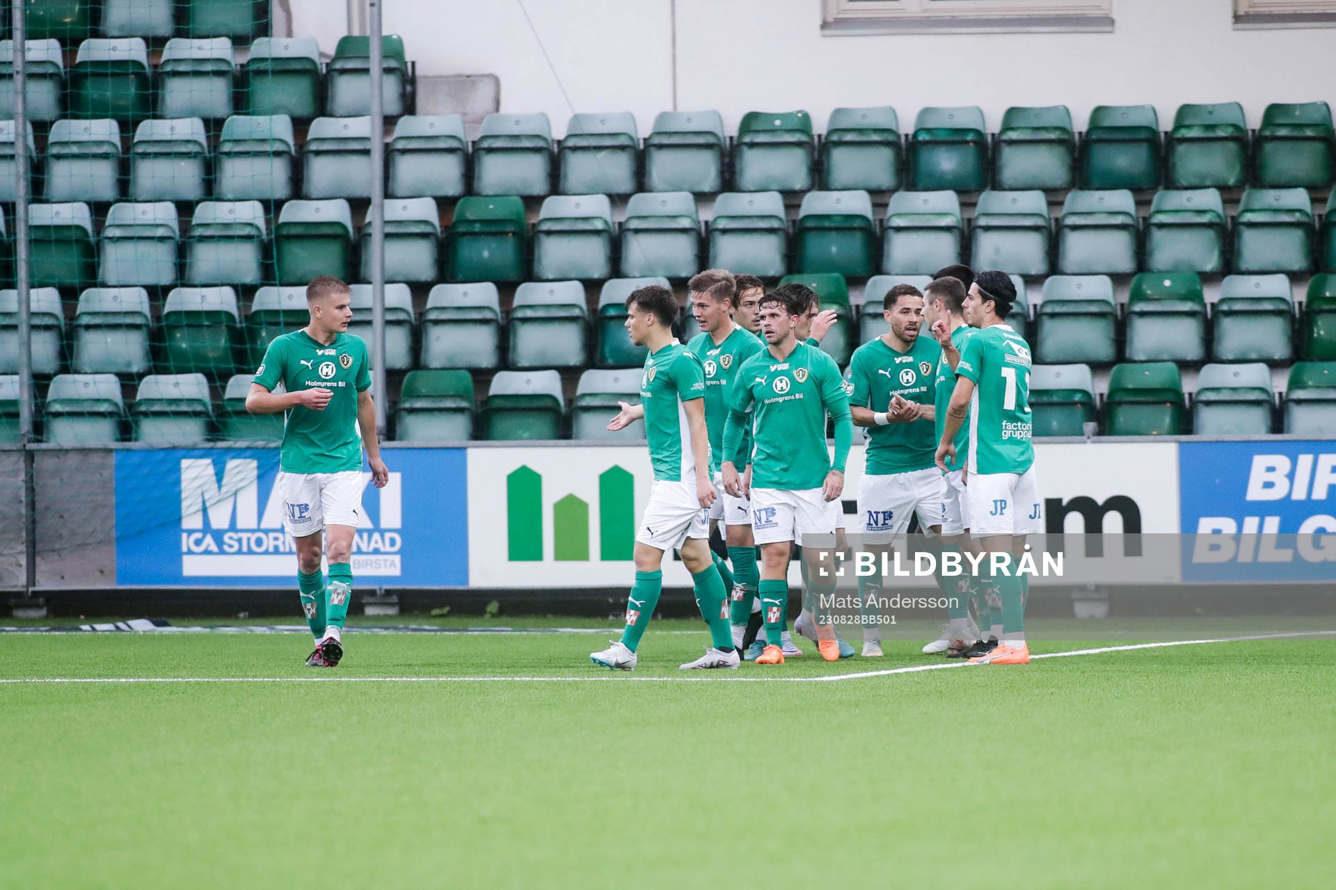 Jönköpings Södras Sadmir Zekovic jublar med lagkamrater efter 1-1 under fotbollsmatchen i Superettan mellan GIF Sundsvall och Jönköpings Södra den 28 augusti 2023 i Sundsvall.