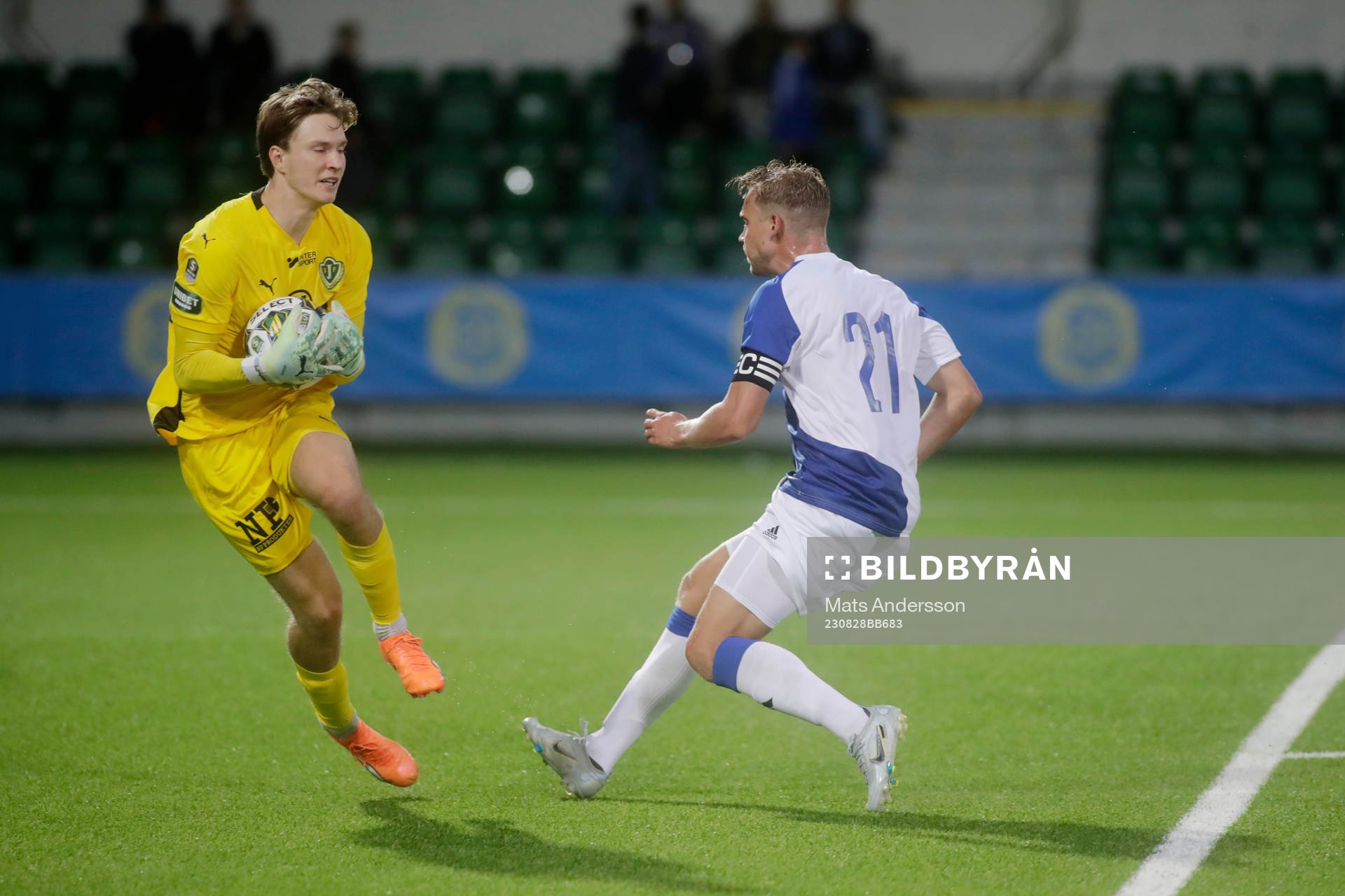 Jönköpings Södras målvakt David Celic och GIF Sundsvalls Pontus Engblom under fotbollsmatchen i Superettan mellan GIF Sundsvall och Jönköpings Södra den 28 augusti 2023 i Sundsvall.
