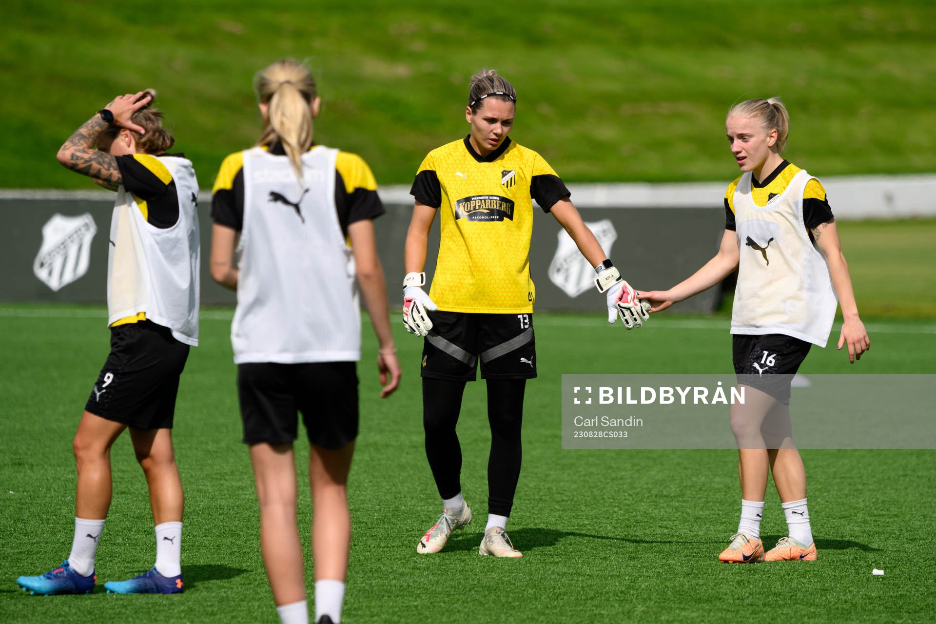 Målvakt Jennifer Falk och Anna Sandberg