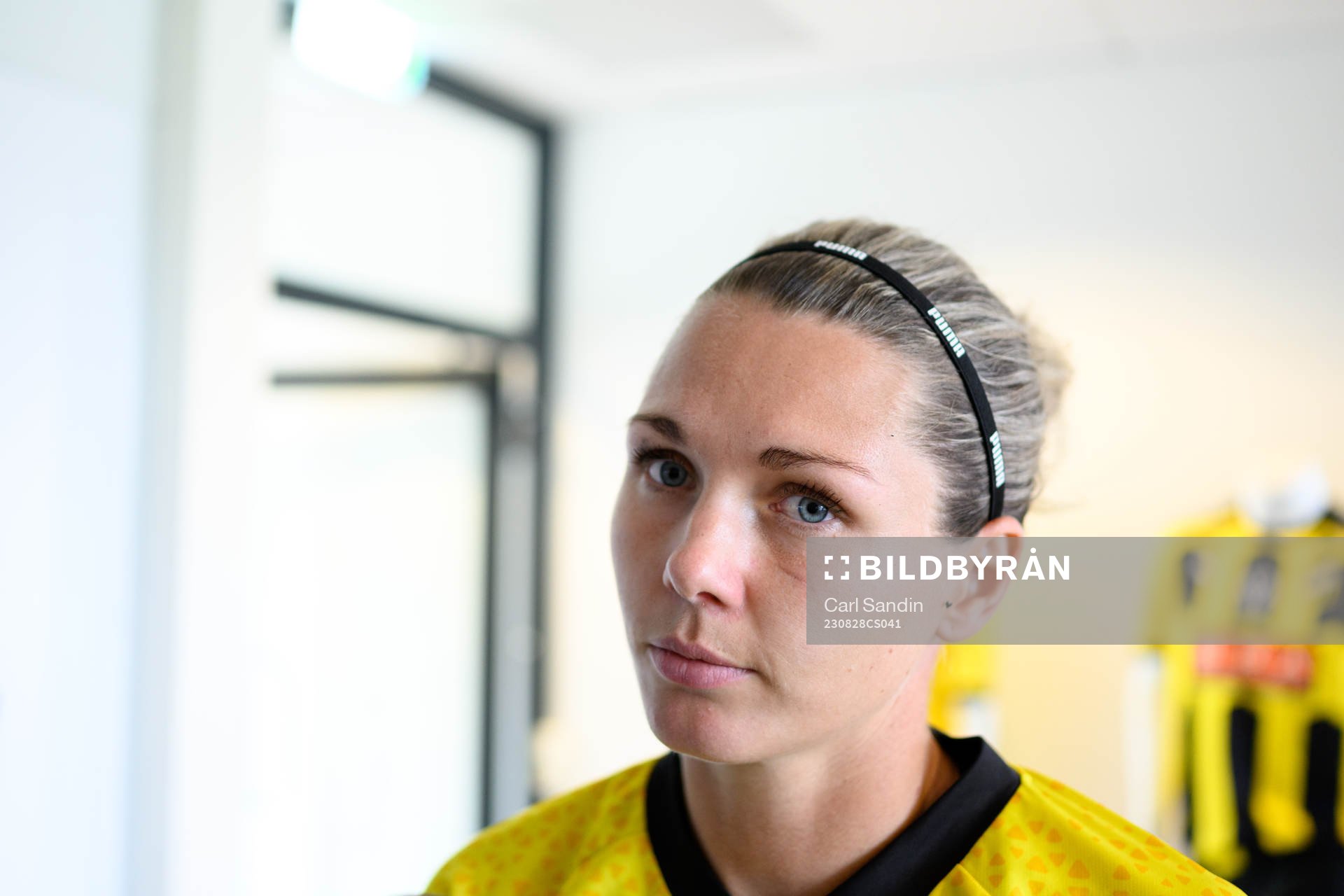 Målvakt Jennifer Falk blir intervjuad