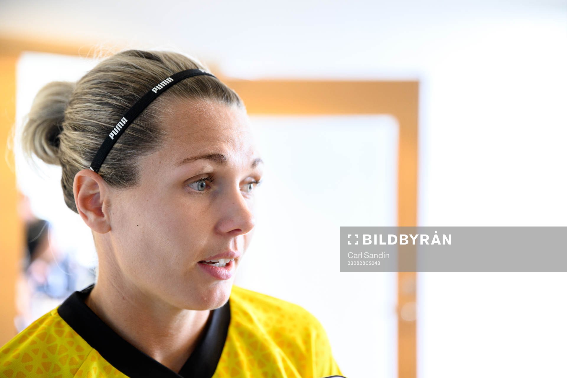 Målvakt Jennifer Falk blir intervjuad