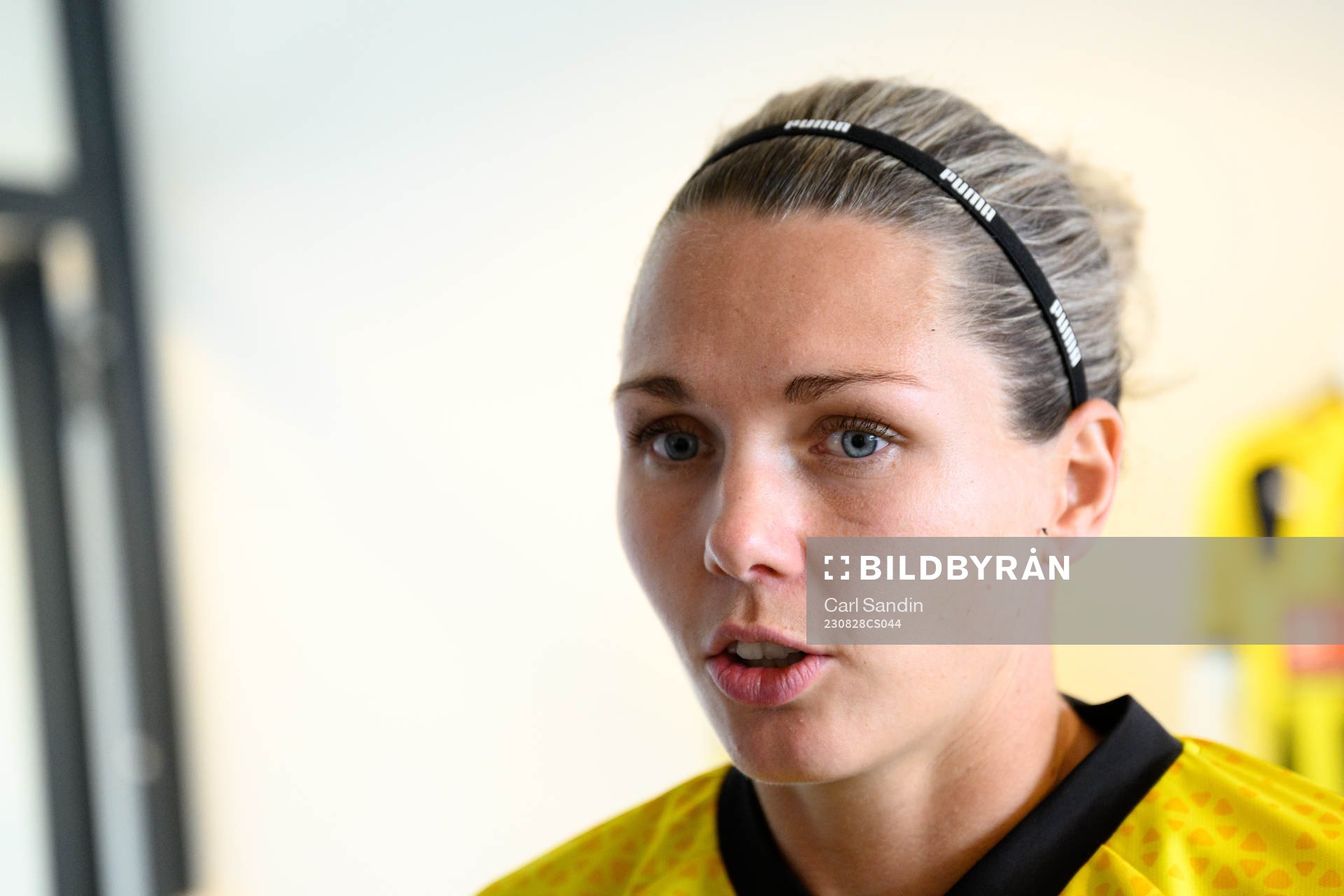 Målvakt Jennifer Falk blir intervjuad