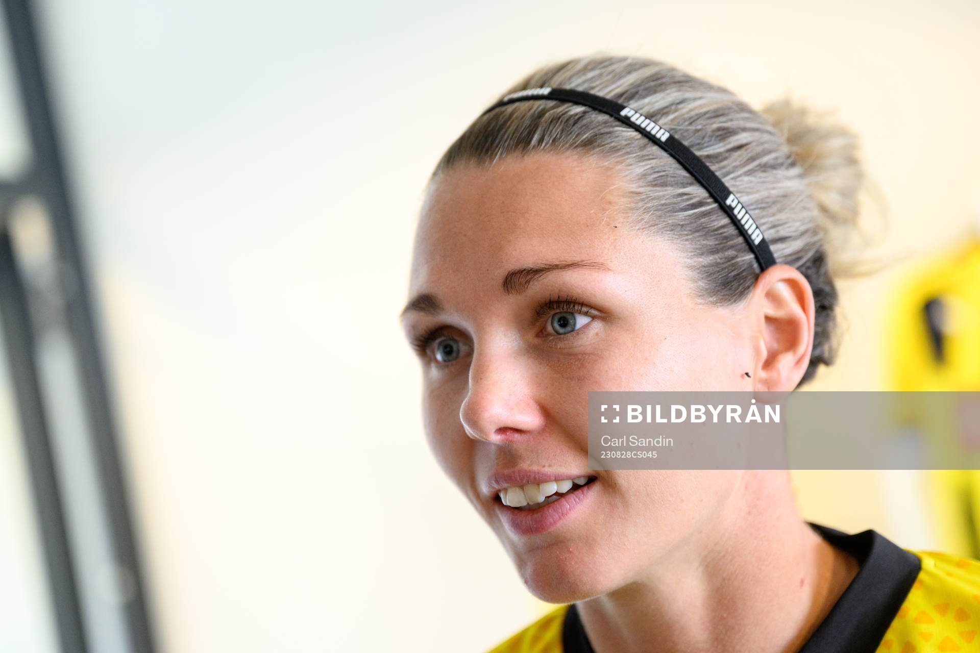 Målvakt Jennifer Falk blir intervjuad