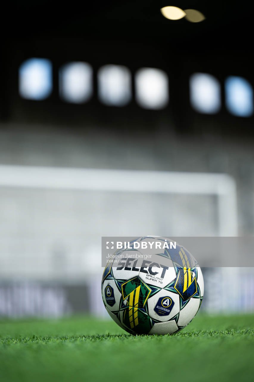 Select matchboll på planen innan fotbollsmatchen i