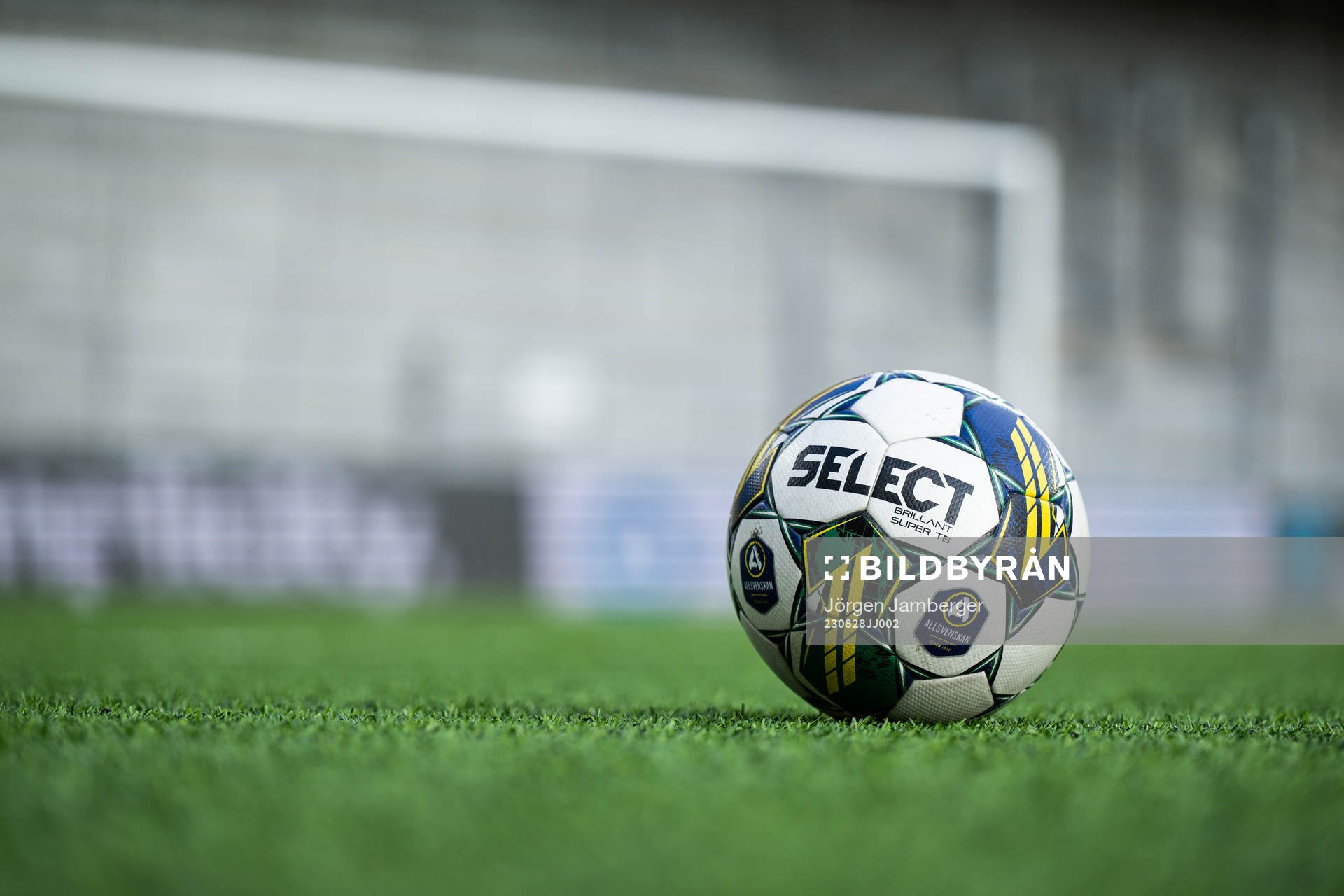 Select matchboll på planen innan fotbollsmatchen i