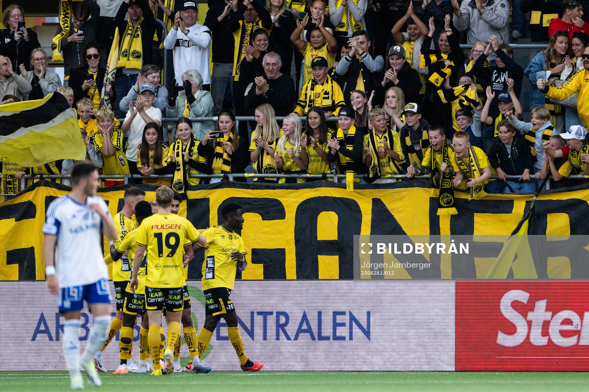 Elfsborgs Michael Baidoo jublar framför supportrar
