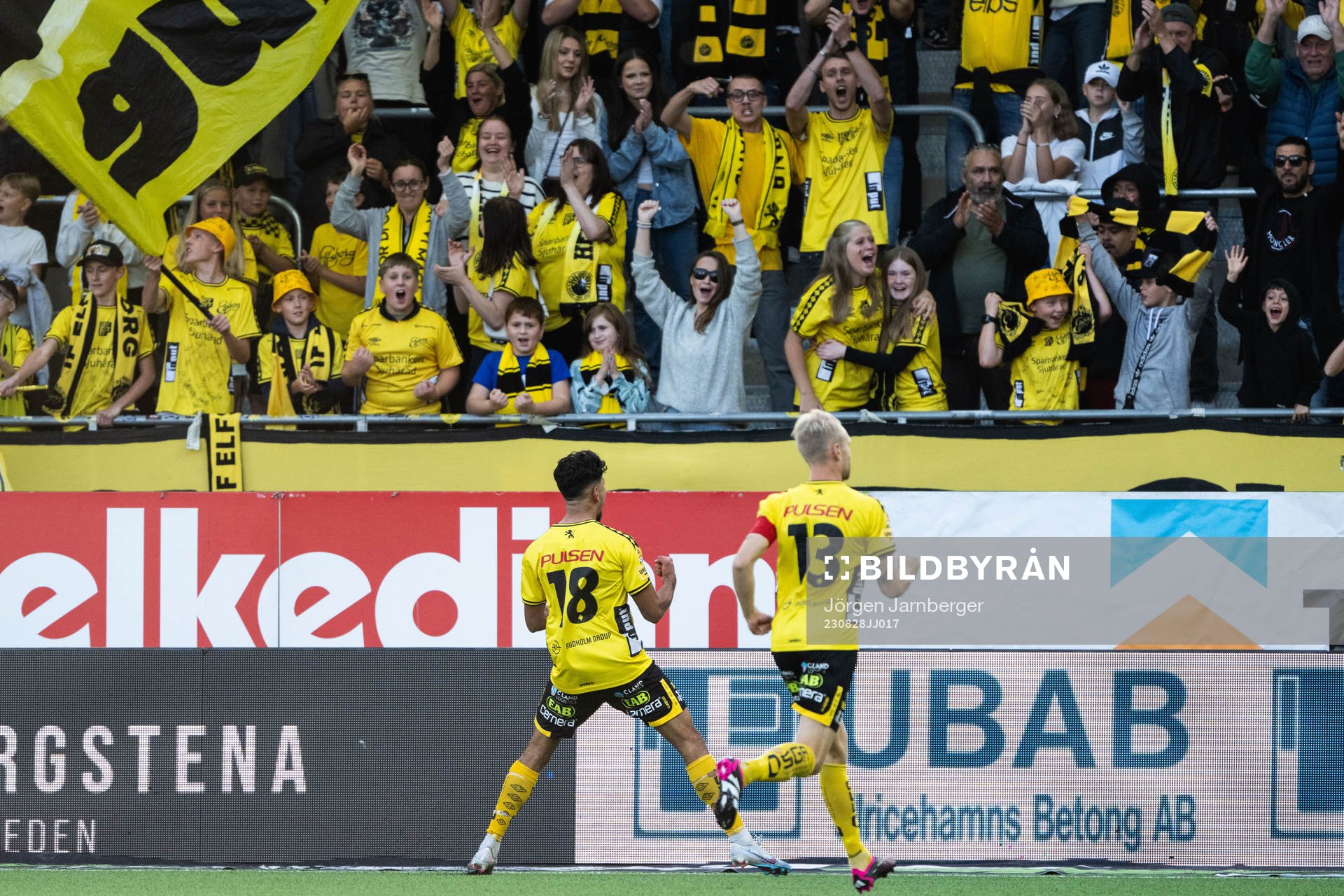 Elfsborgs Ahmed Qasem jublar med Johan Larsson