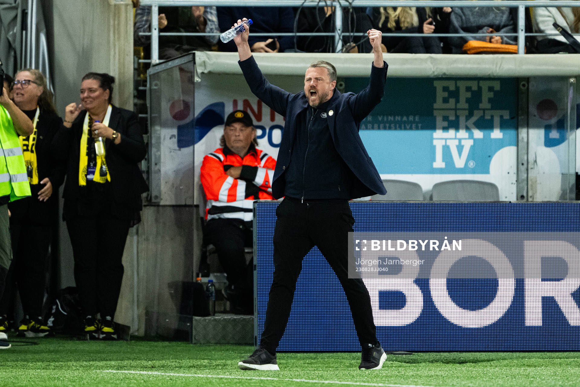 Elfsborgs manager Jimmy Thelin jublar