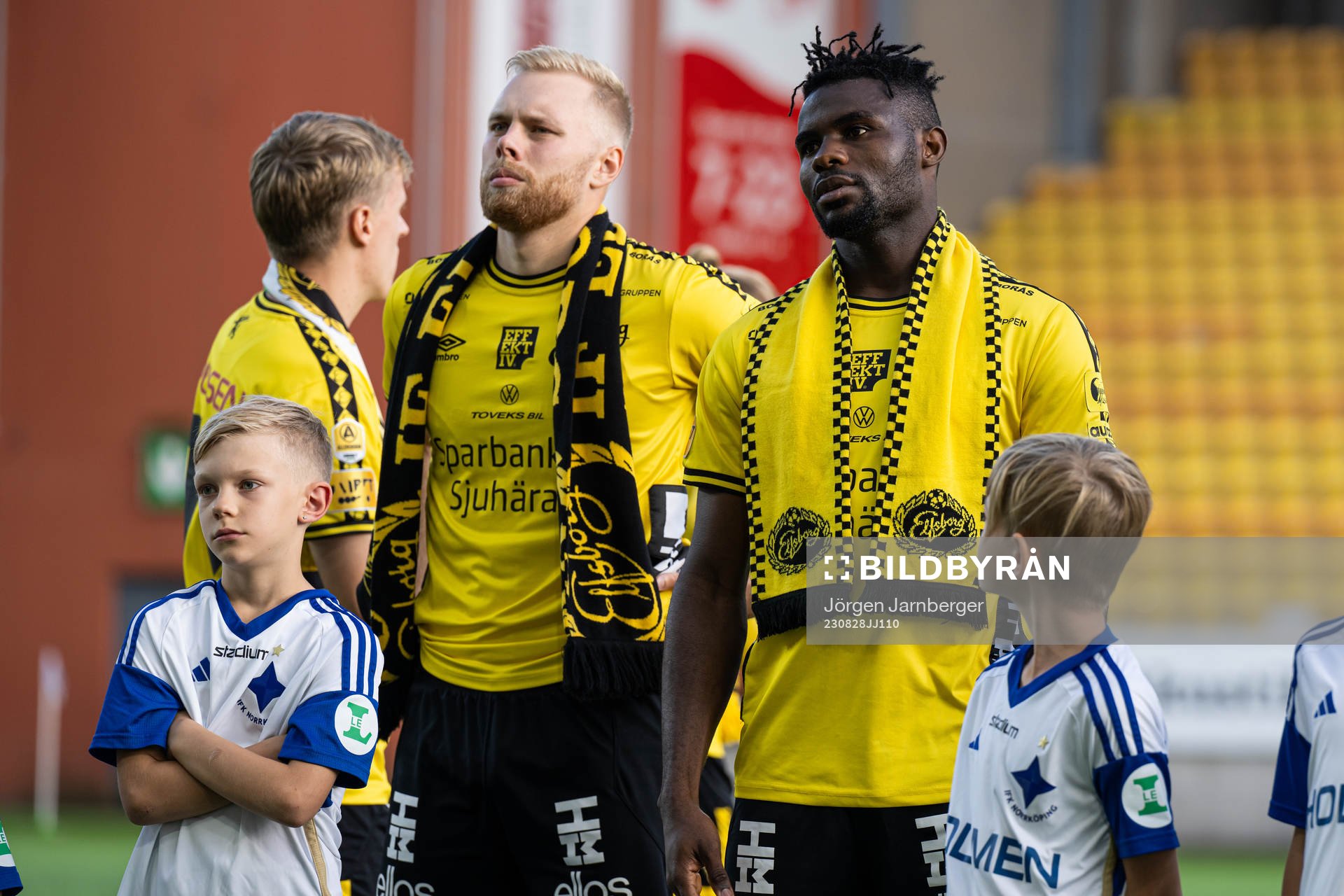 Elfsborgs Sveinn Guðjohnsen och Ibrahim Buhari med halsduk