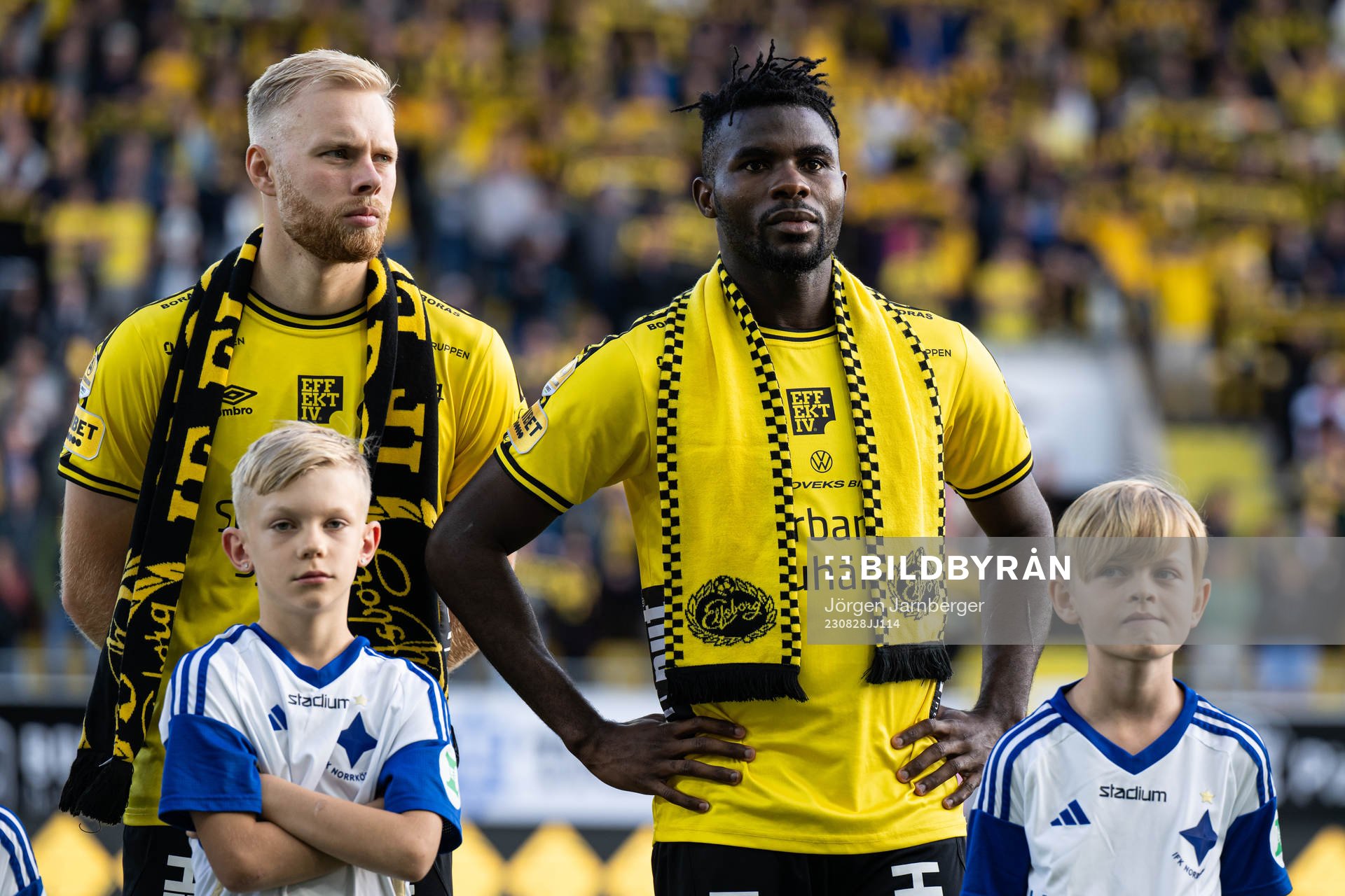 Elfsborgs Sveinn Guðjohnsen och Ibrahim Buhari med halsduk