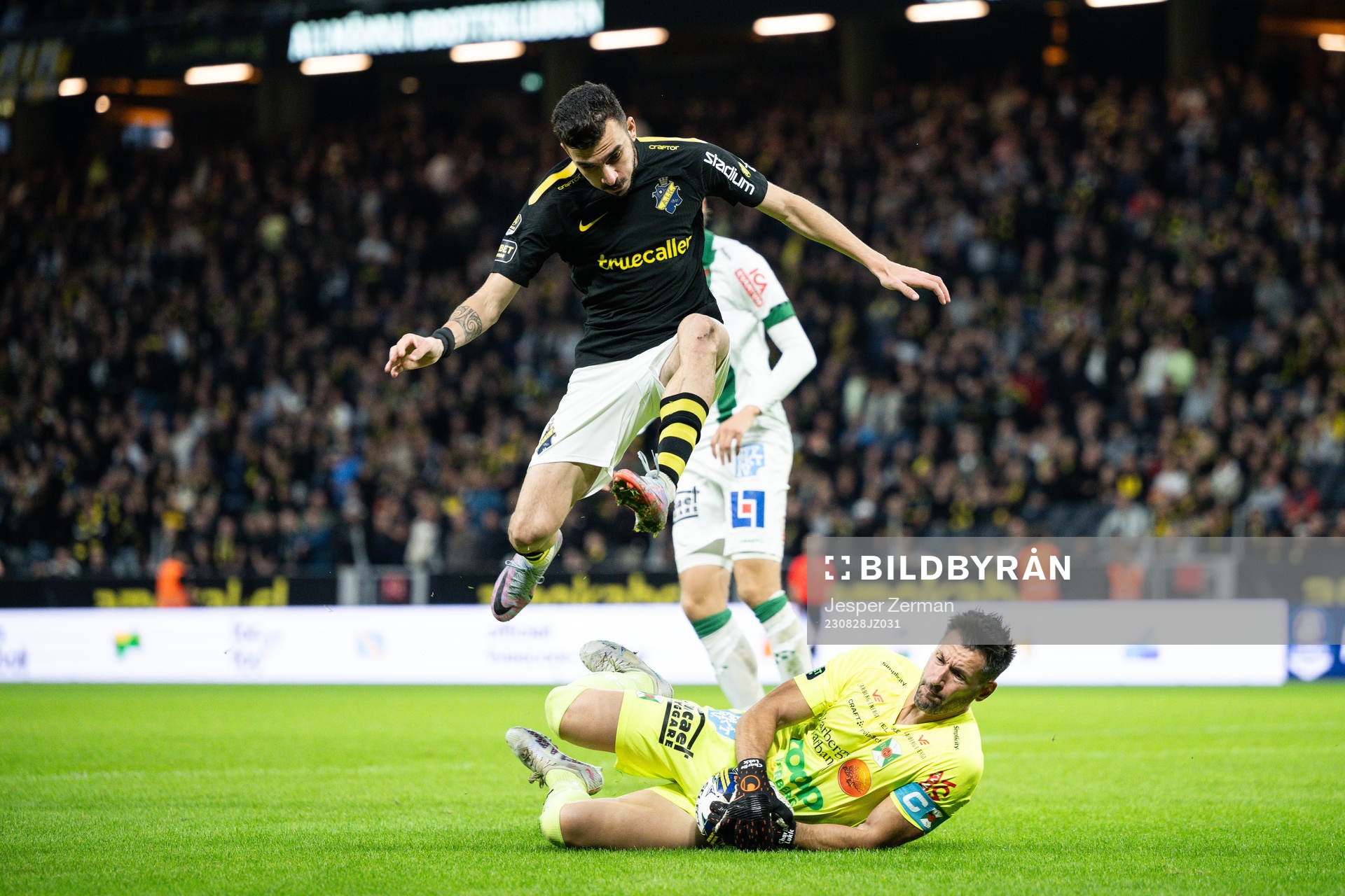 AIKs Ioannis Pittas och Varbergs målvakt Stojan Lukic