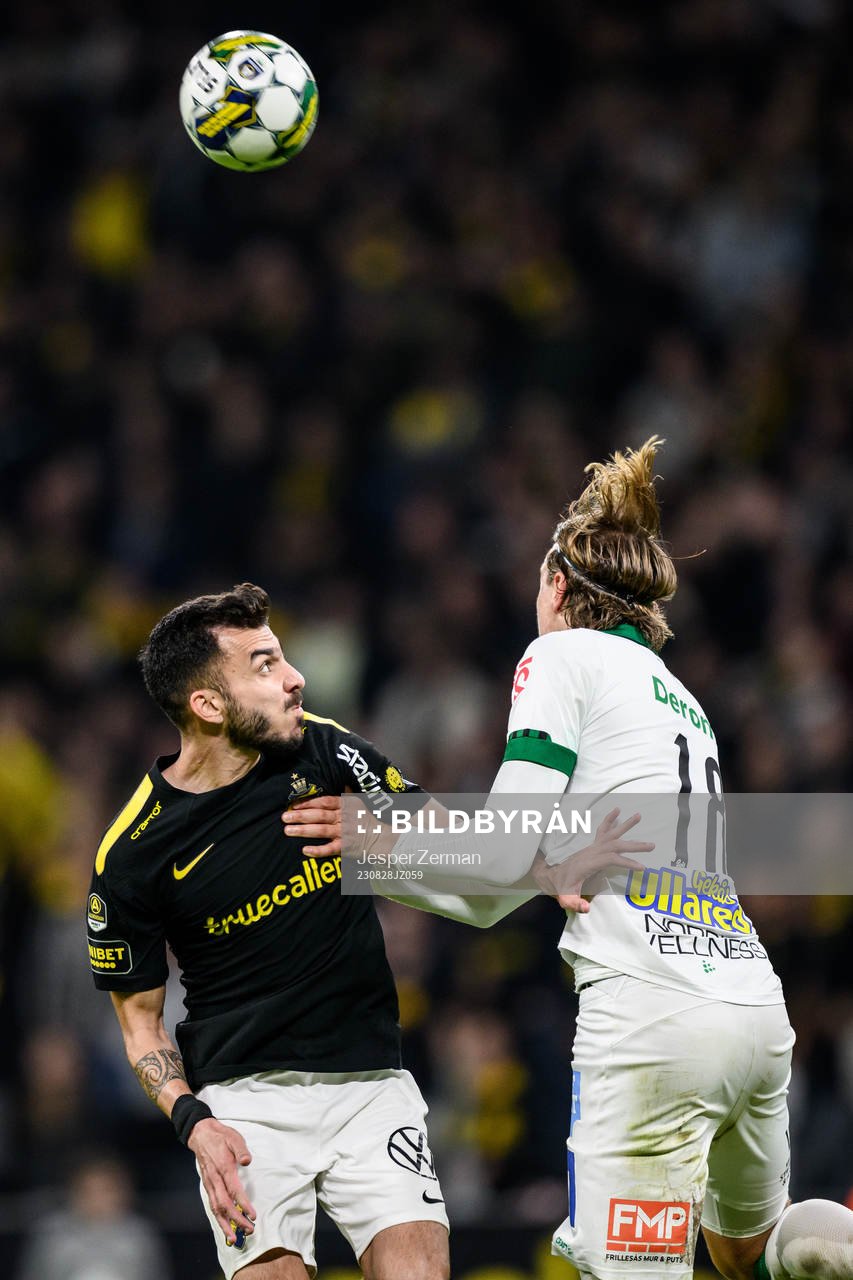 AIKs Ioannis Pittas och Varbergs Joakim Lindner under fotbollsmatchen i Allsvenskan mellan AIK och Varberg den 28 augusti 2023 i Stockholm. 