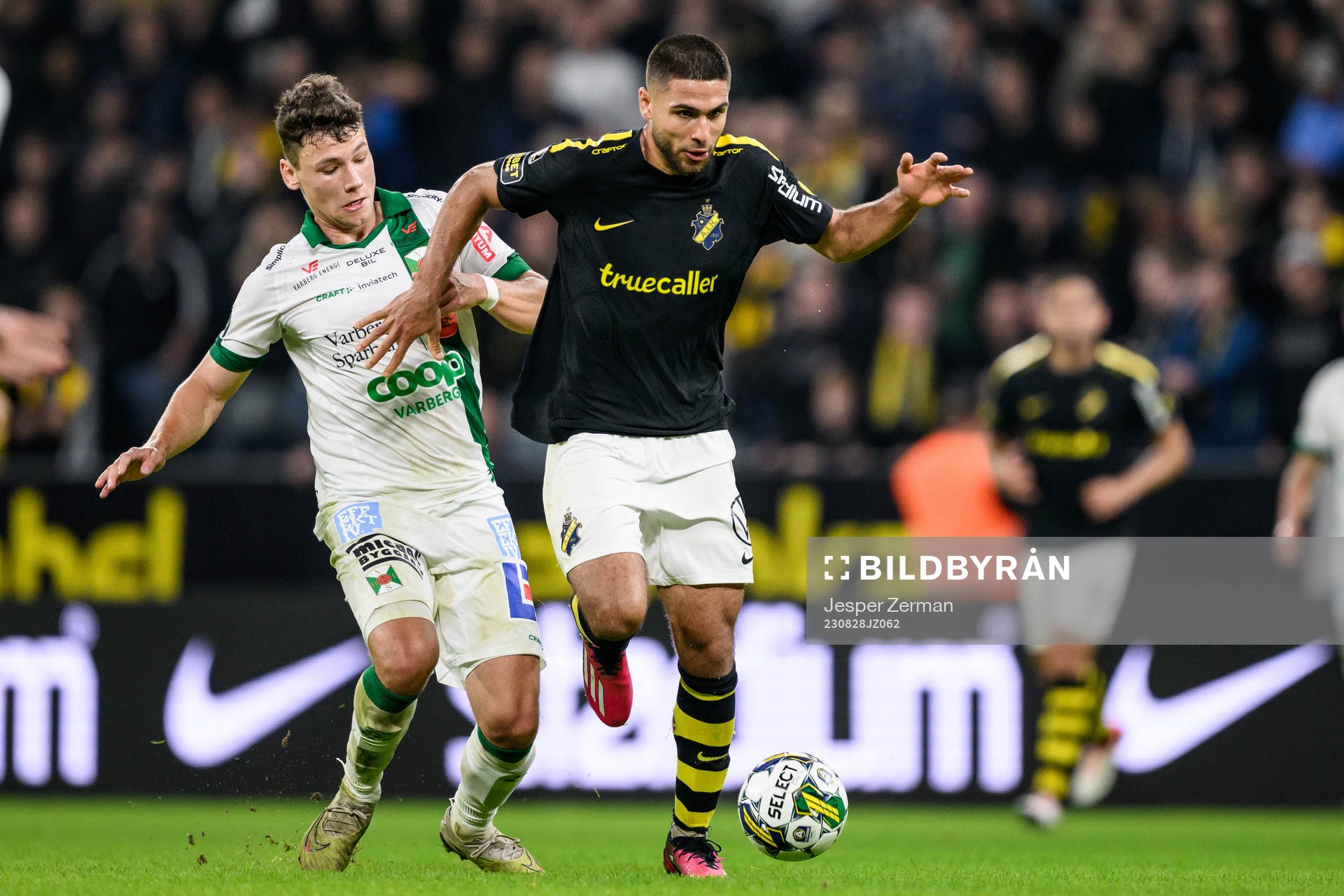 Varbergs Mads Borchers och AIKs Omar Faraj