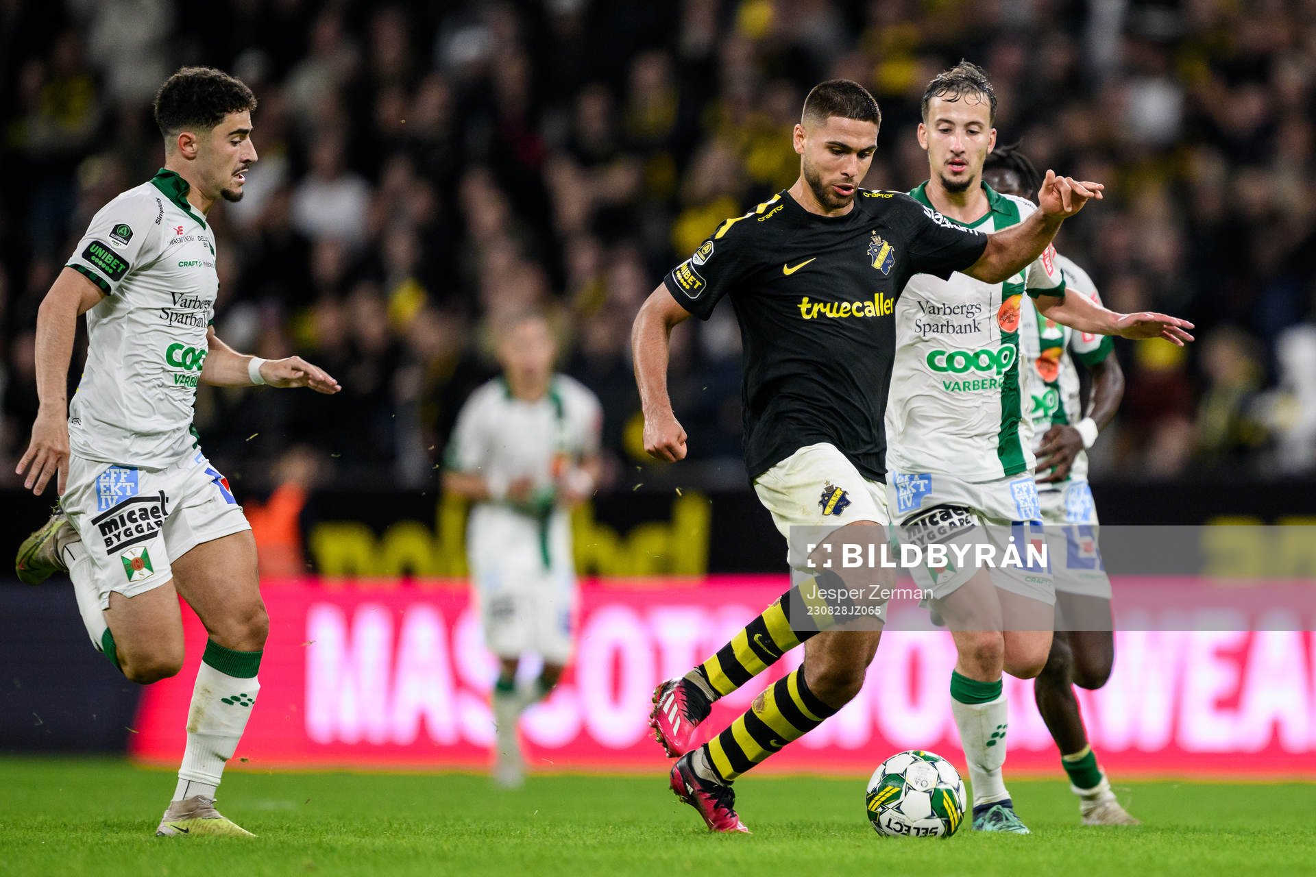 Varbergs Ismet Lushaku och Yassine El Ouatki mot AIKs Omar