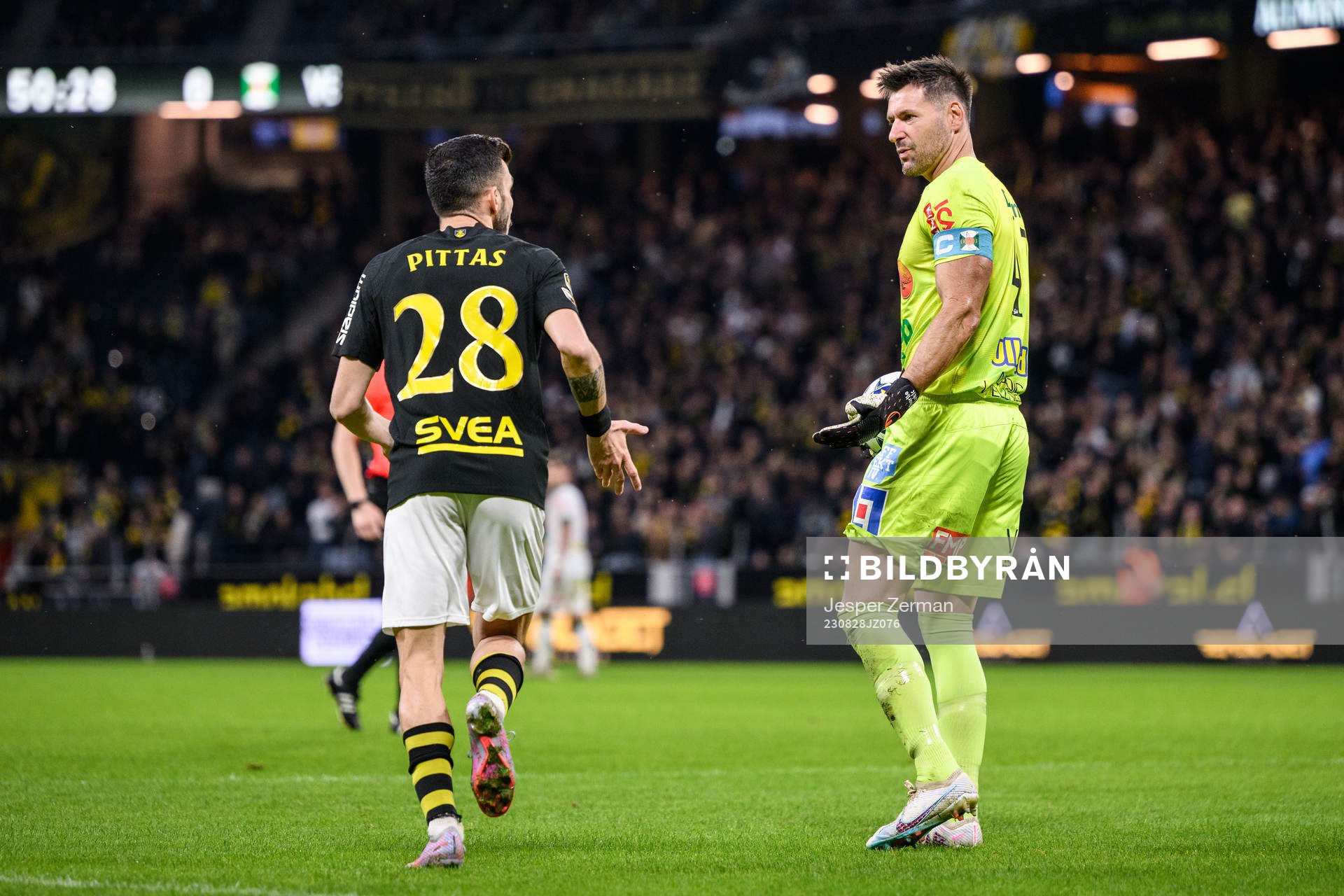 AIKs Ioannis Pittas och Varbergs målvakt Stojan Lukic