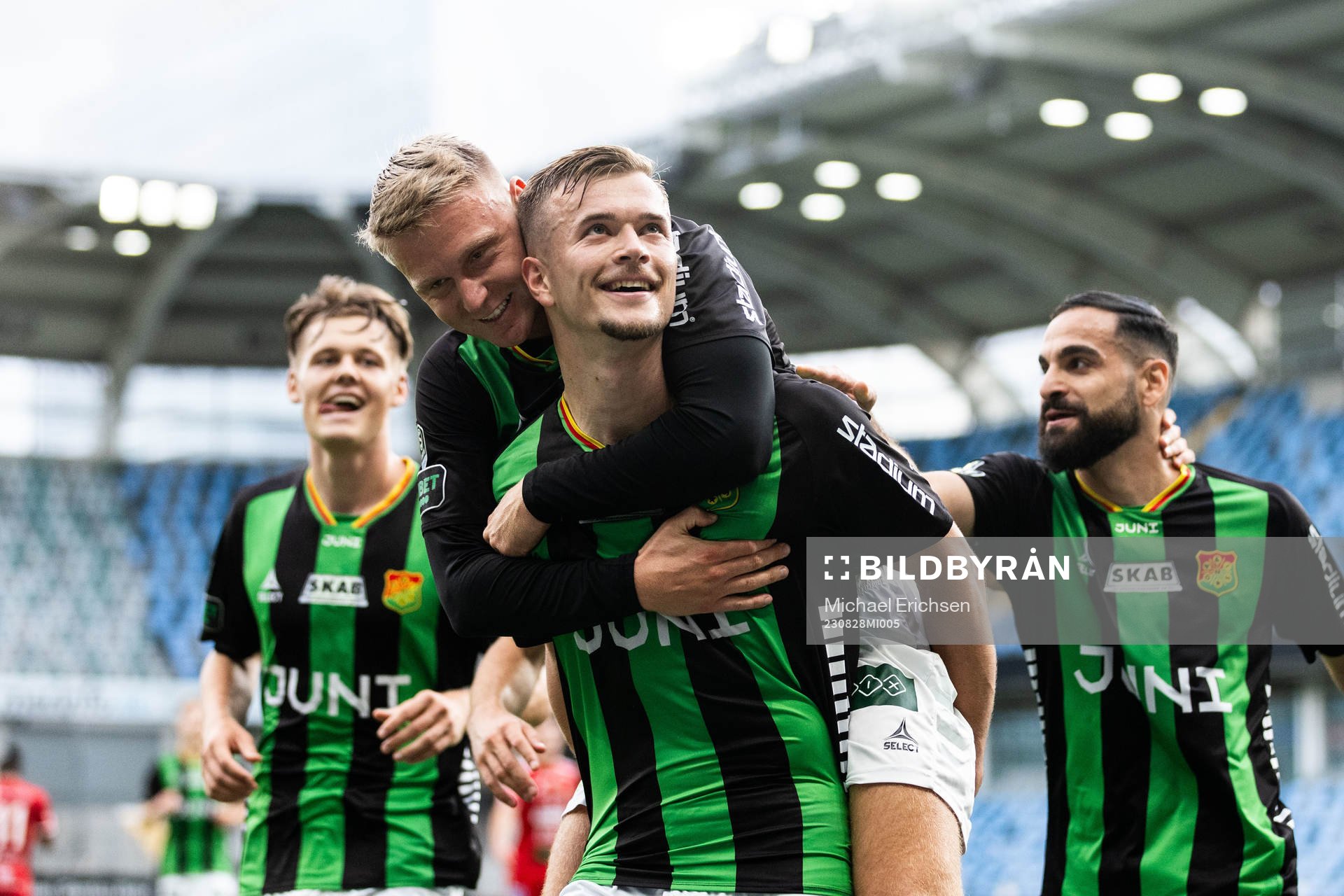 GAISs Alexander Ahl Holmström jublar med Joackim Åberg efter 2-0 under fotbollsmatchen i Superettan mellan GAIS och Skövde AIK den 28 augusti 2023 i Göteborg.