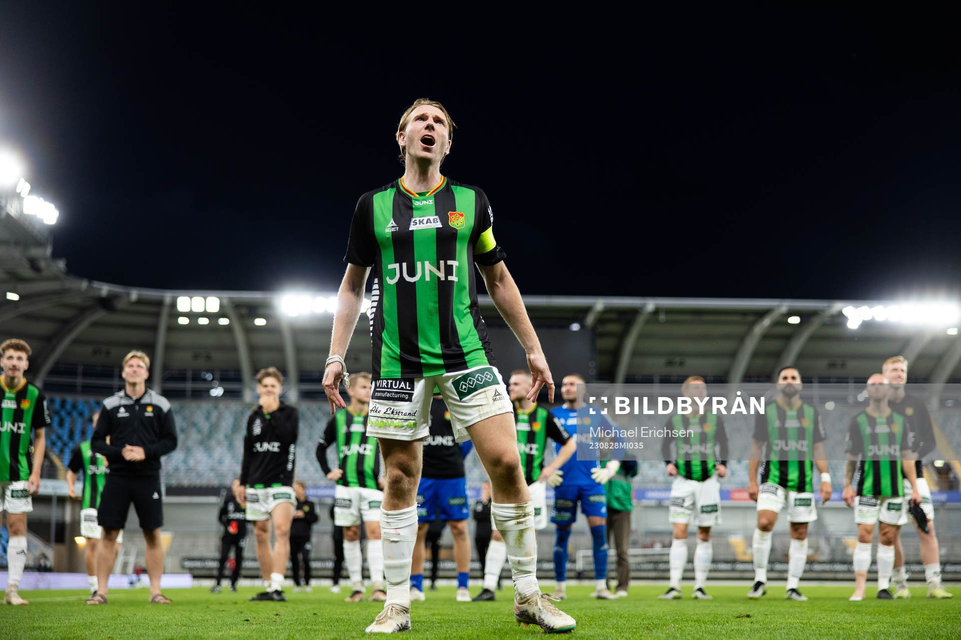 GAIS August Wängberg håller i segersång framför klacken