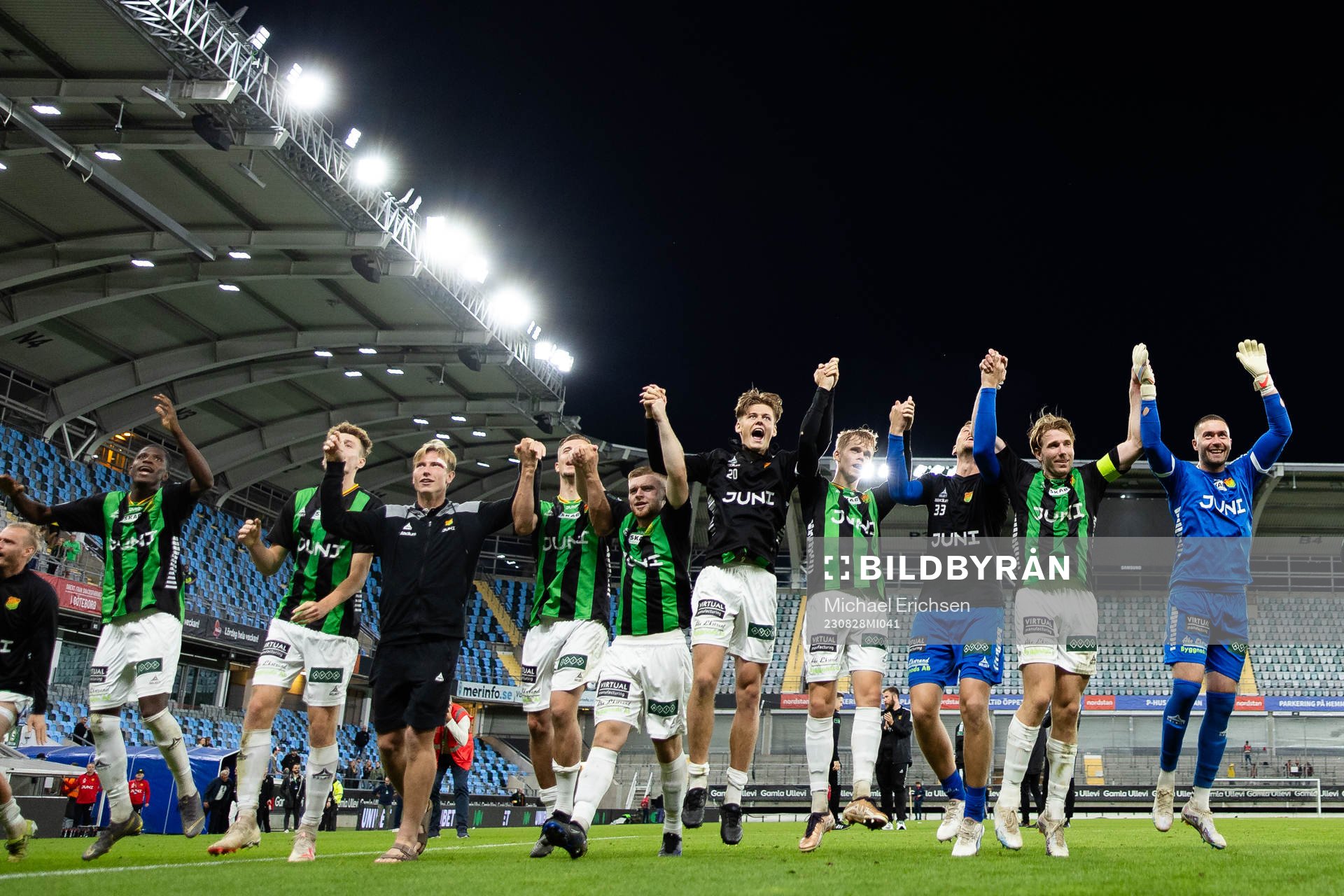 GAIS spelare jublar framför klacken