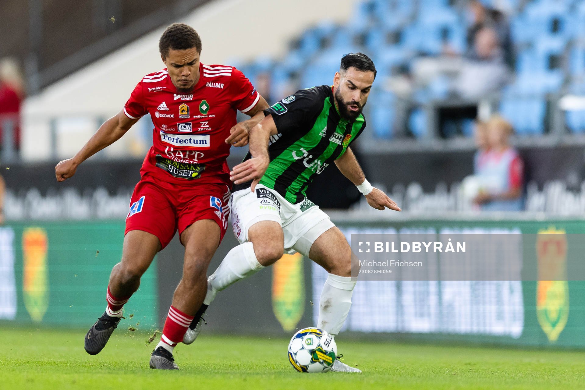 Skövde AIKs Darrell Kamdem Tibell och GAIS Mervan Celik