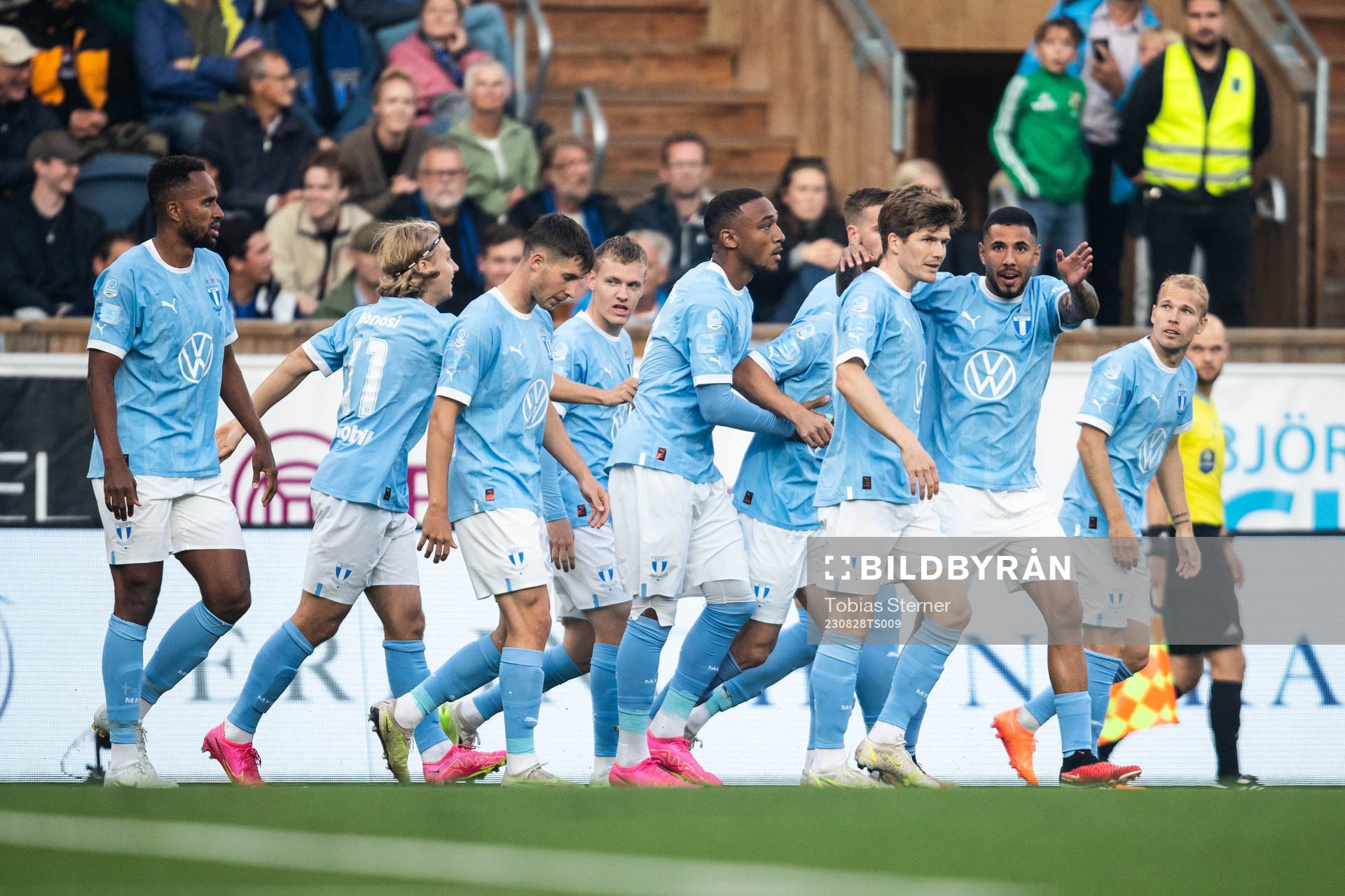 Malmö FFs Derek Cornelius jublar med lagkamrater