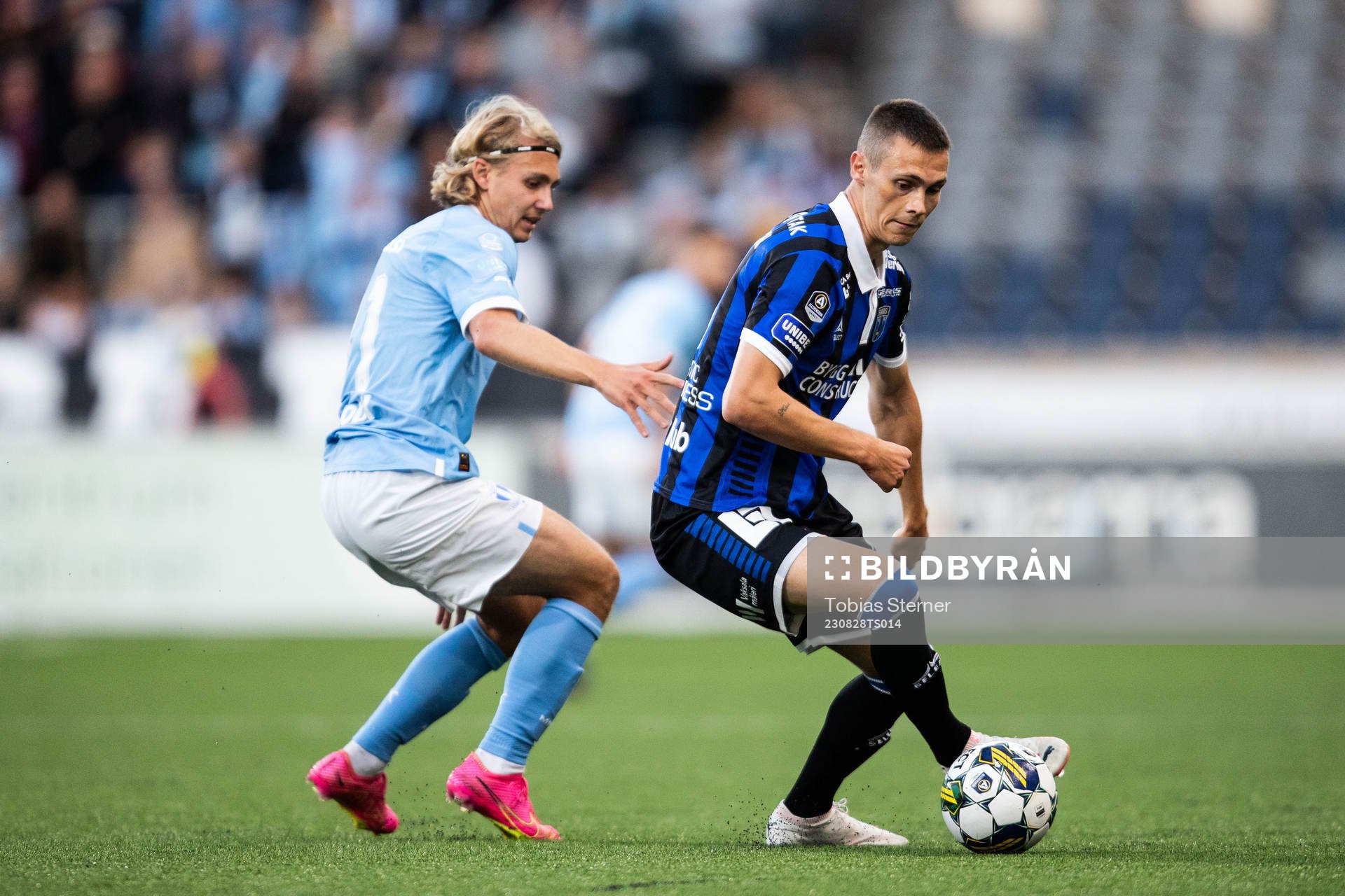 Malmö FFs Sebastian Nanasi och Sirius Tobias Carlsson under fotbollsmatchen i Allsvenskan mellan Sirius och Malmö FF den 28 augusti 2023 i Uppsala. 