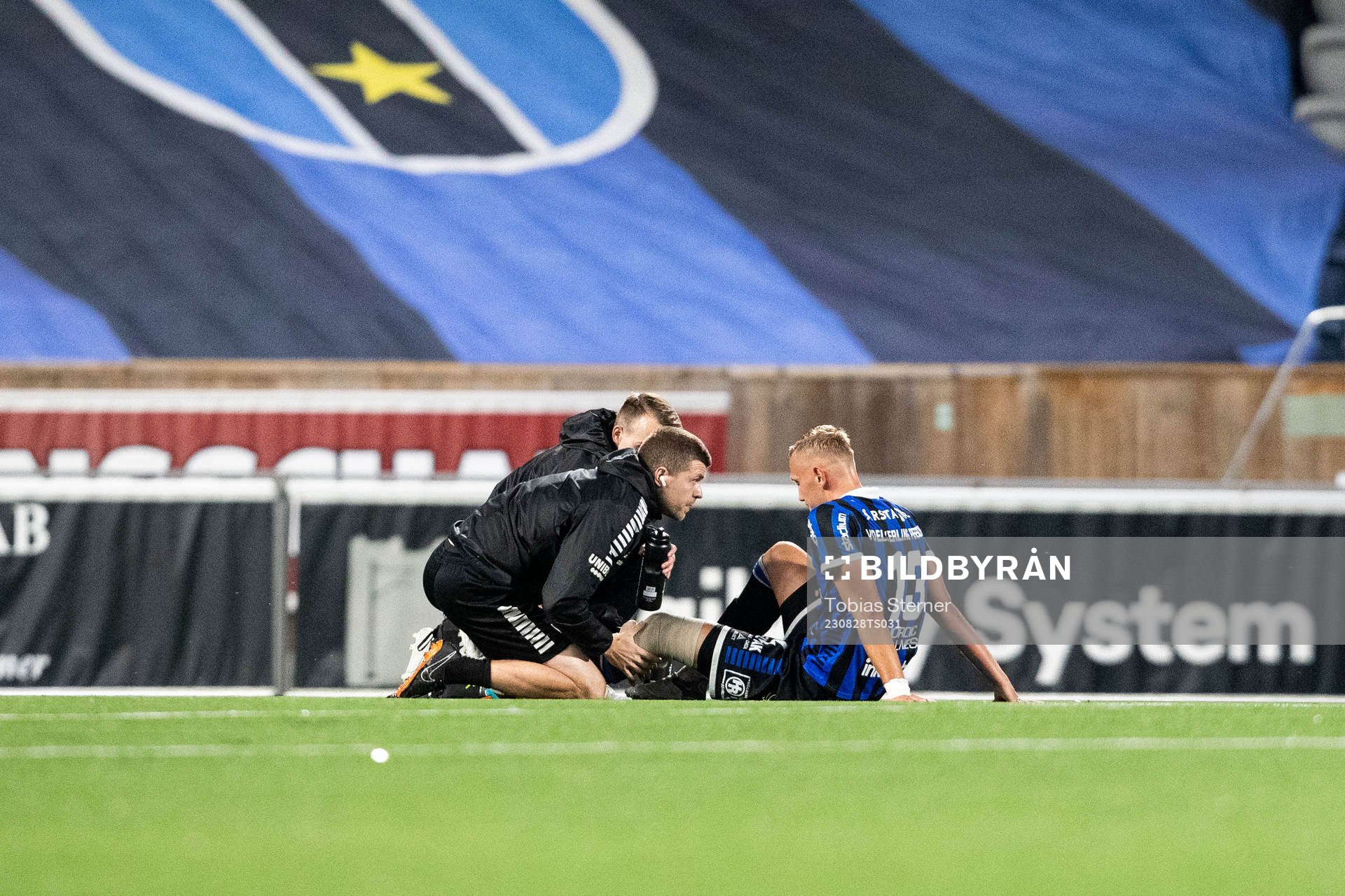 Sirius Jakob Voelkerling Persson har ont och får vård under fotbollsmatchen i Allsvenskan mellan Sirius och Malmö FF den 28 augusti 2023 i Uppsala.