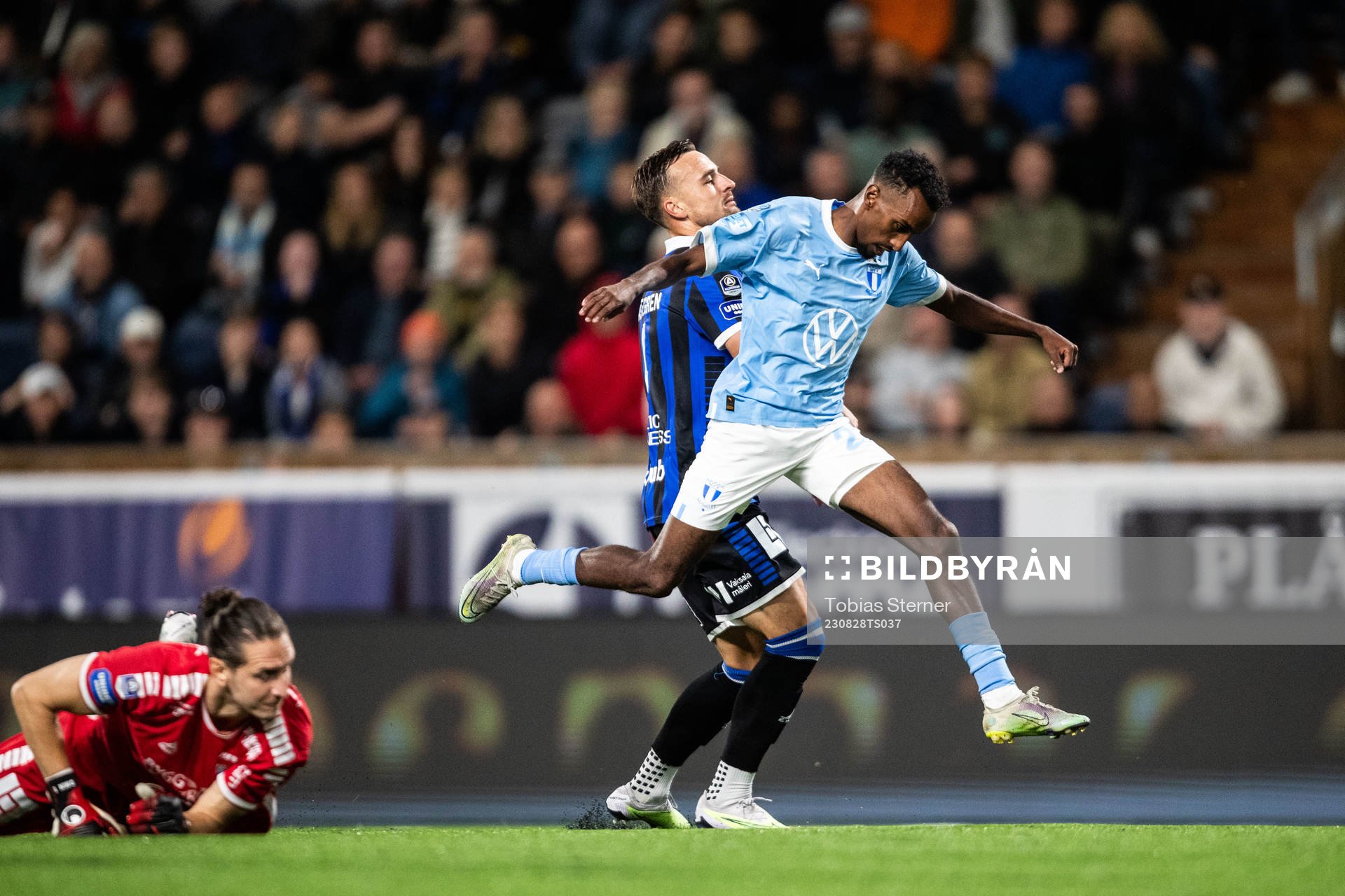 Malmö FFs Taha Ali och Sirius målvakt David Mitov Nilsson